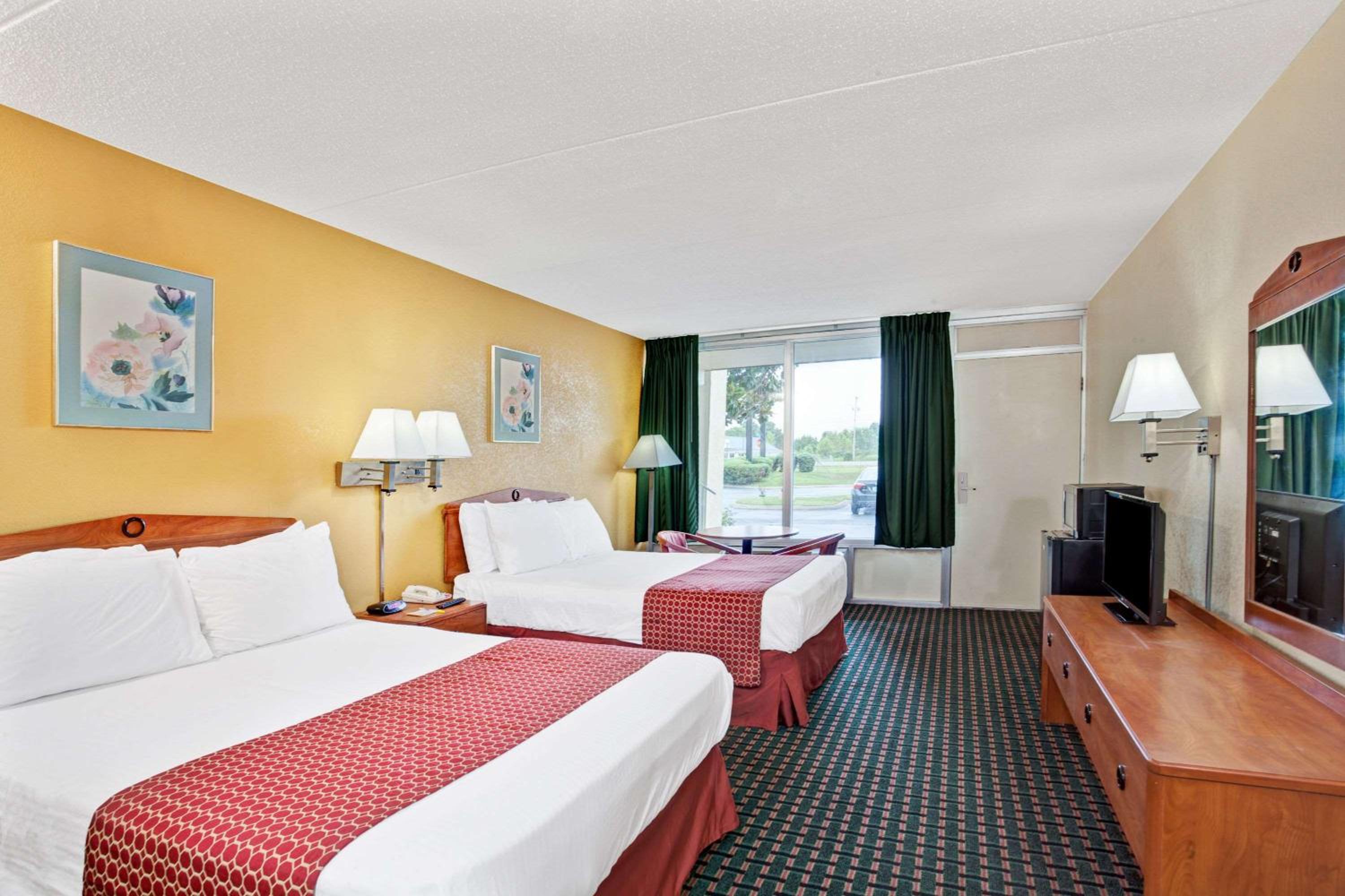 Double Room with Two Double Beds - Smoking - Photo 1