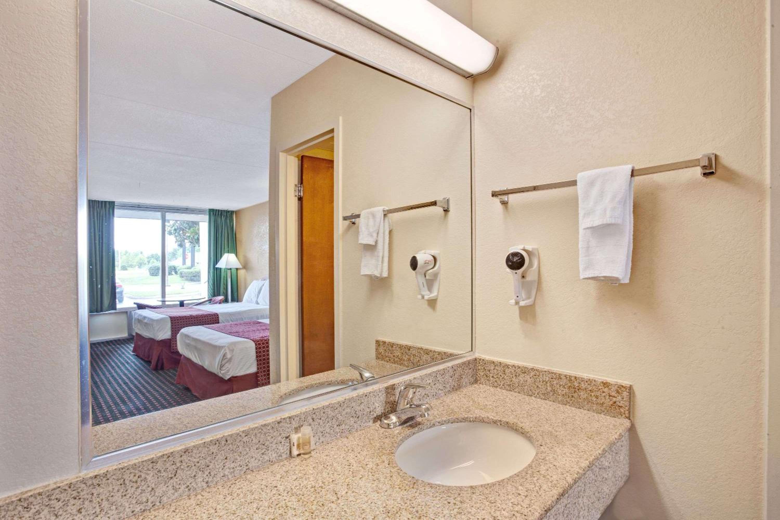 Double Room with Two Double Beds - Smoking - Photo 4