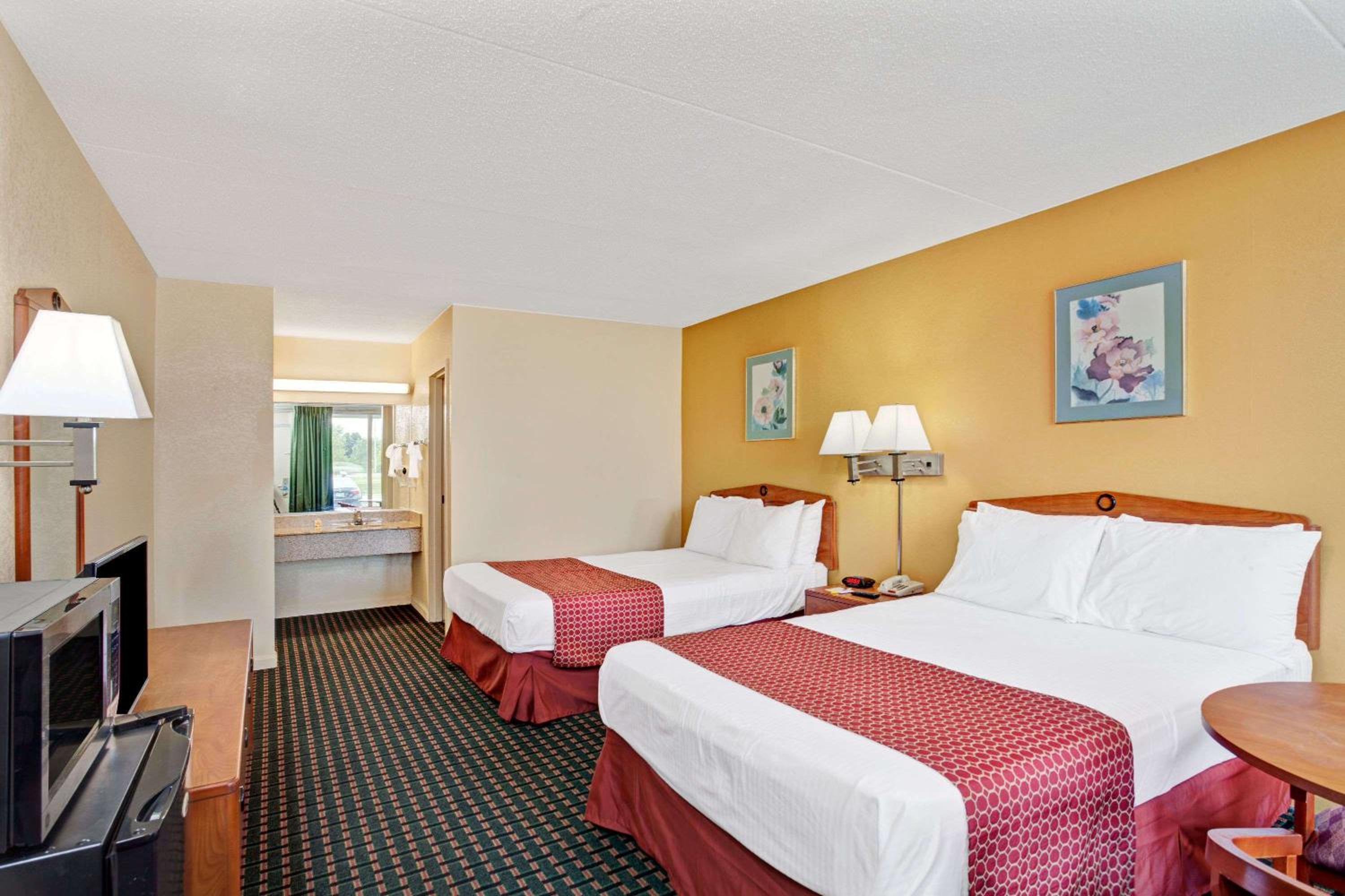 Double Room with Two Double Beds - Smoking - Photo 3