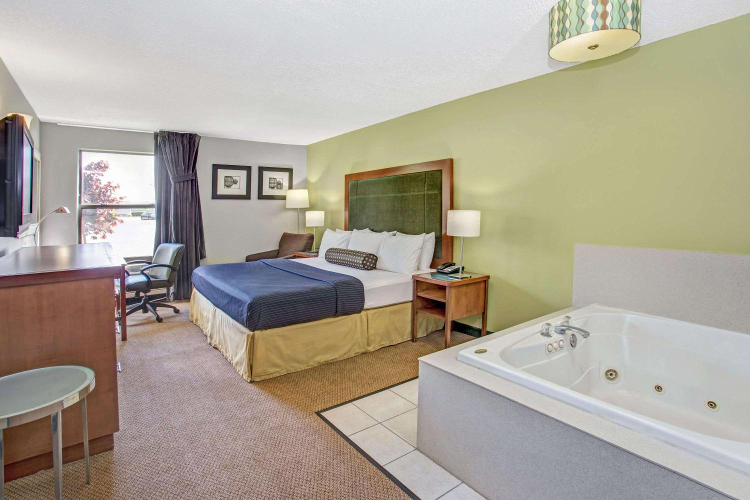 King Room with Spa Bath - Photo 1