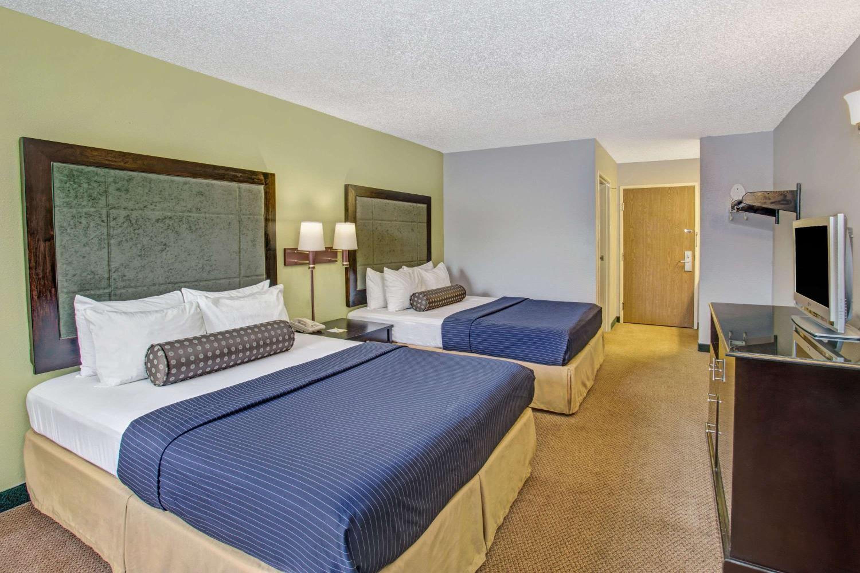 Queen Room with Two Queen Beds - Non-Smoking - Photo 6