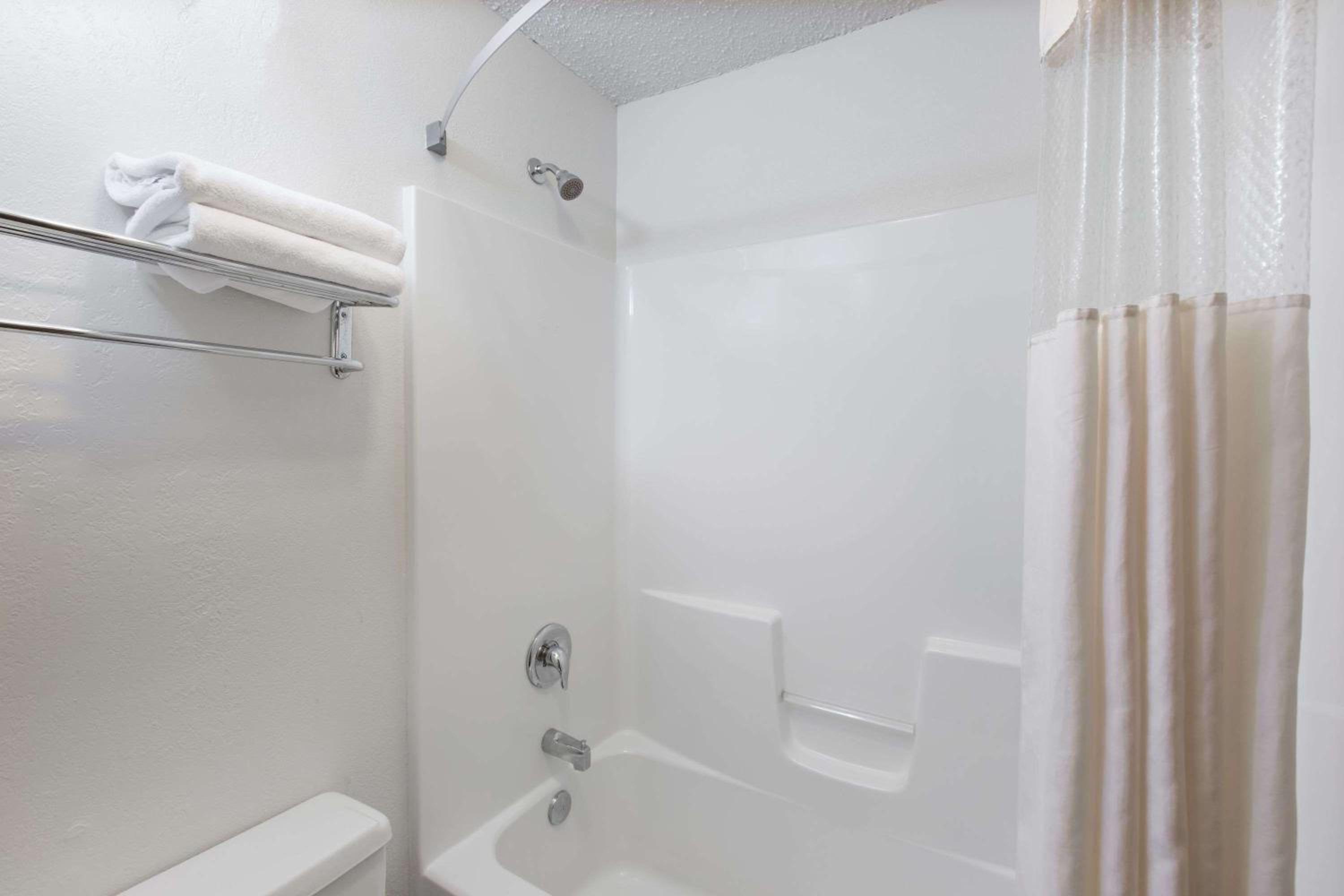 Studio Suite with Three Double Beds - Non-Smoking - Photo 3