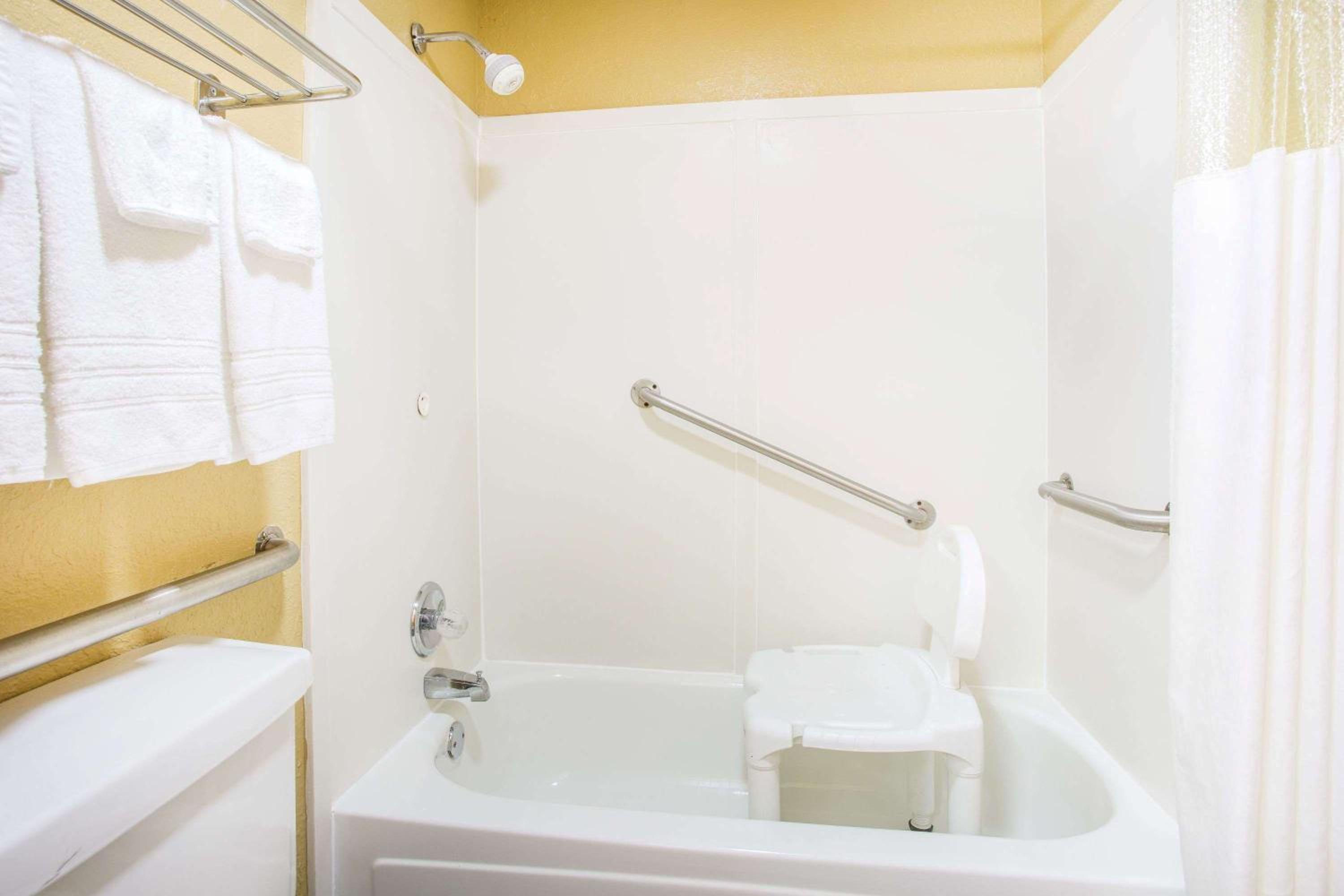 King Room with Bath Tub - Mobility Accessible/Non-Smoking - Photo 3