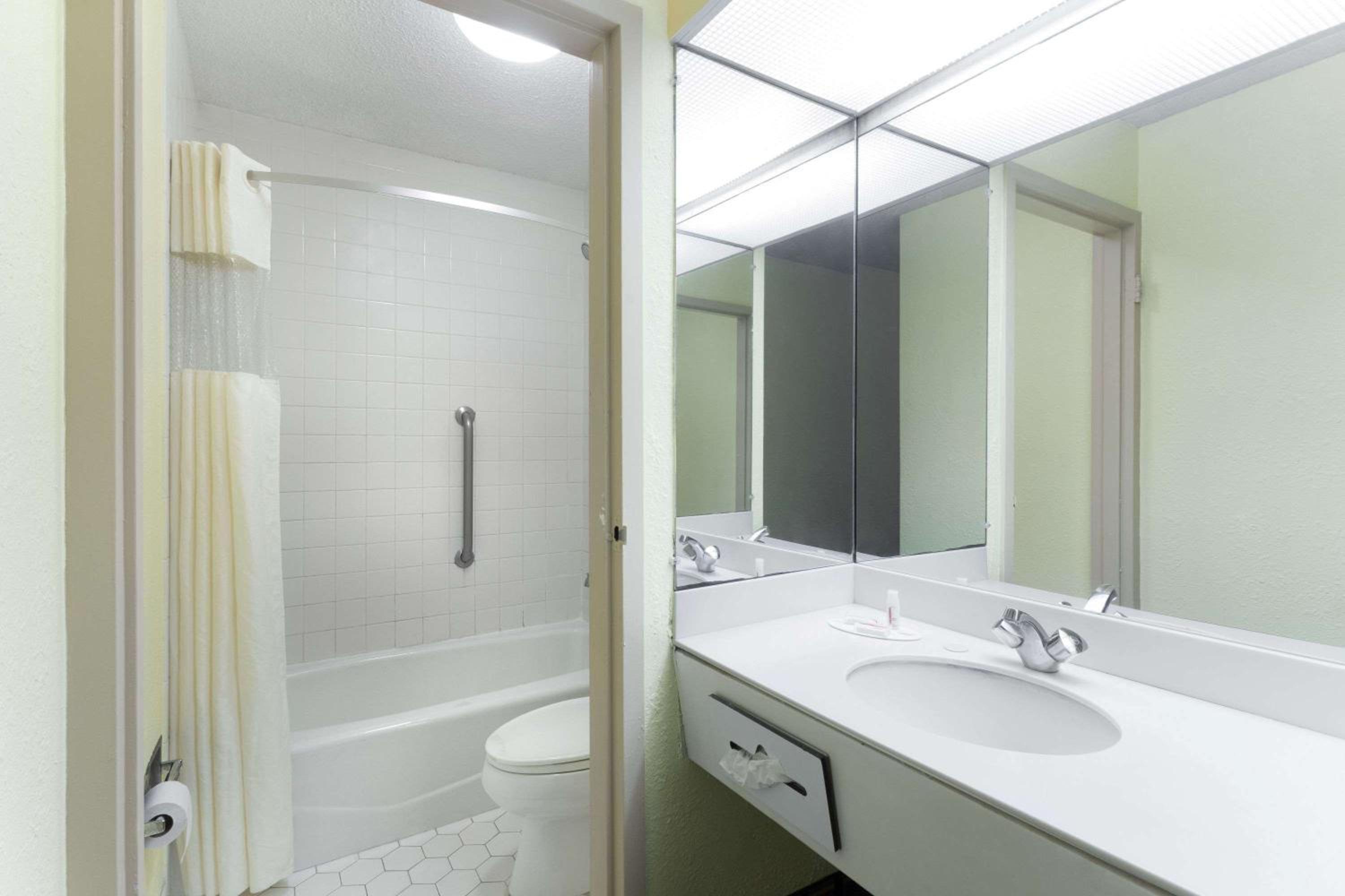 Deluxe Double with Two Double Beds - Smoking - Photo 2