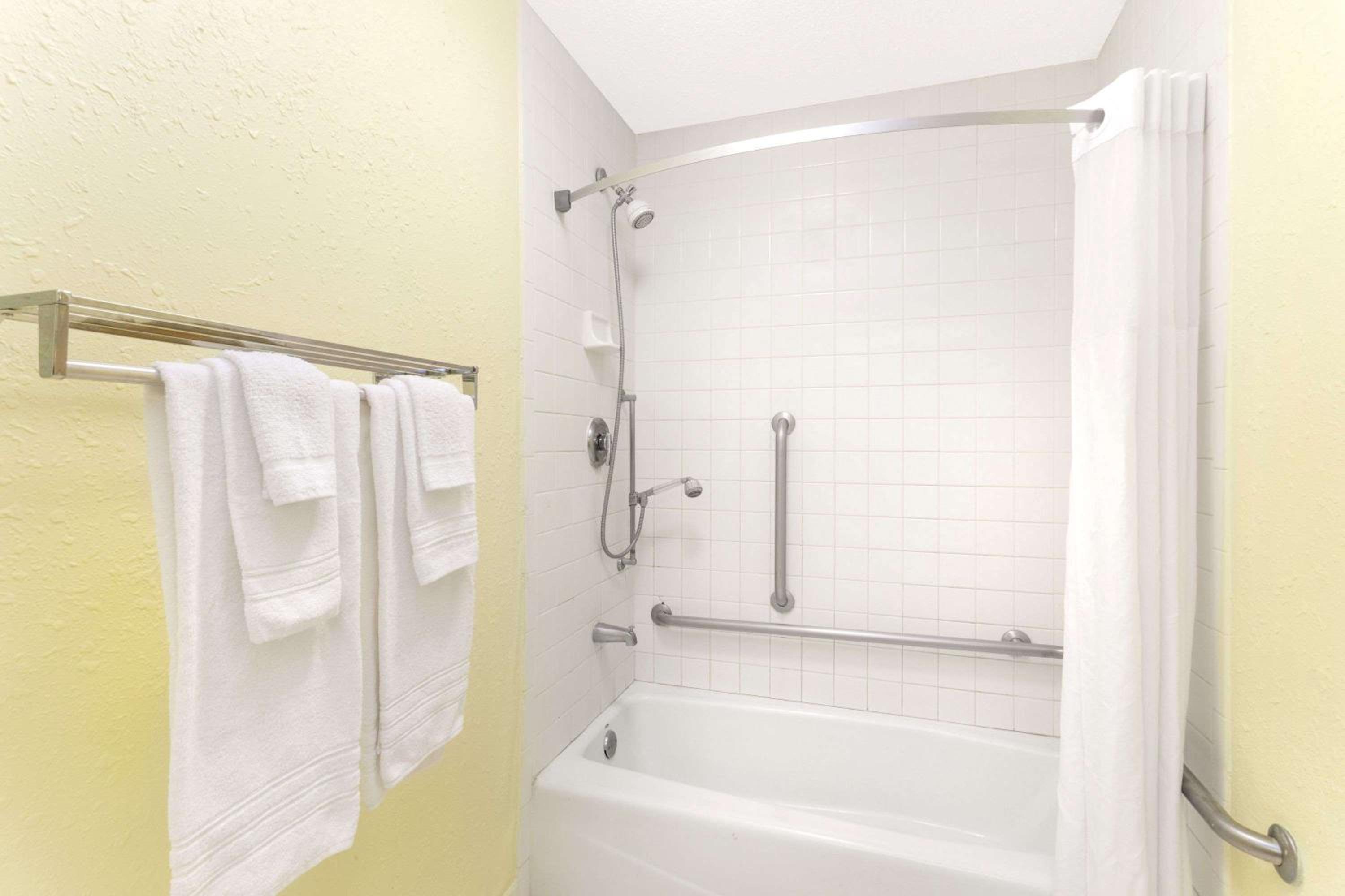 King Room - Disability Access/Smoking - Photo 2