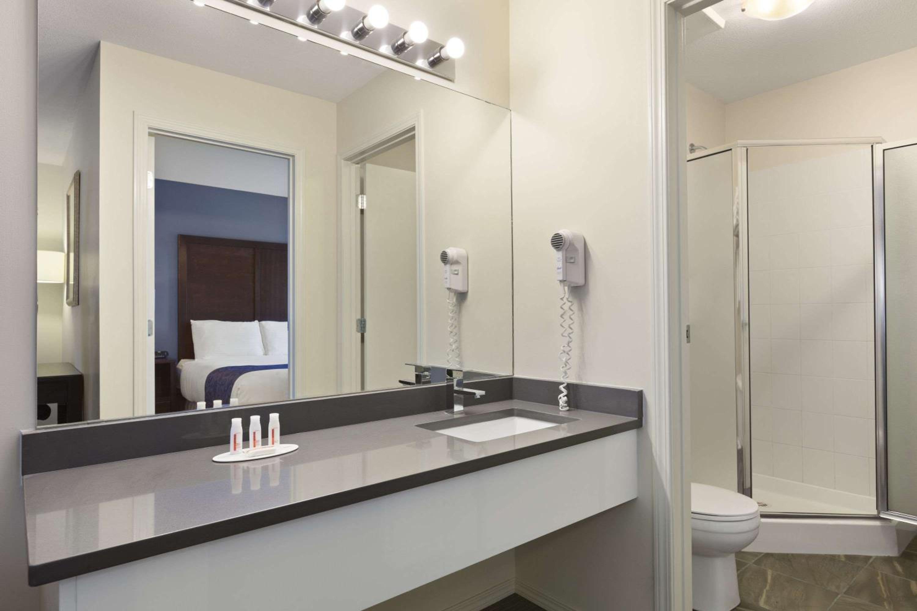 One-Bedroom Queen Suite - Non-Smoking - Photo 6