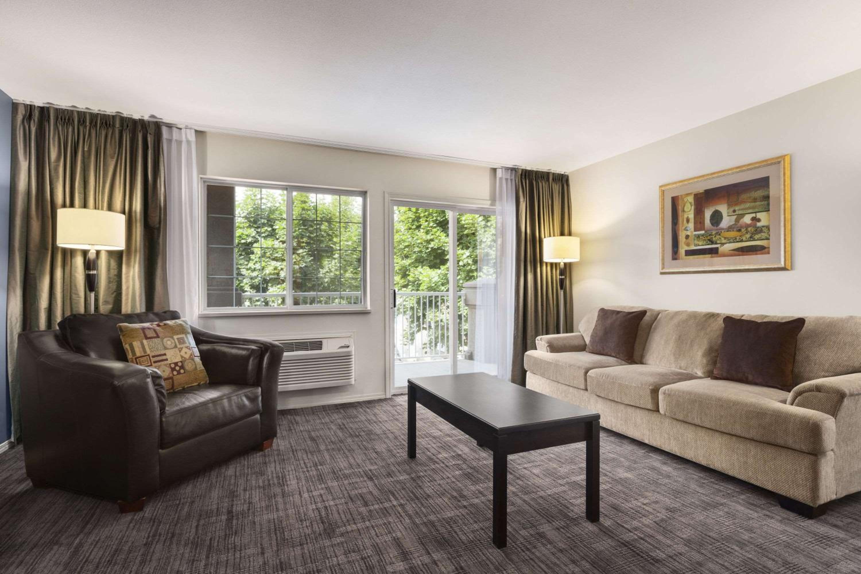 One-Bedroom King Suite - Non-Smoking - Photo 2