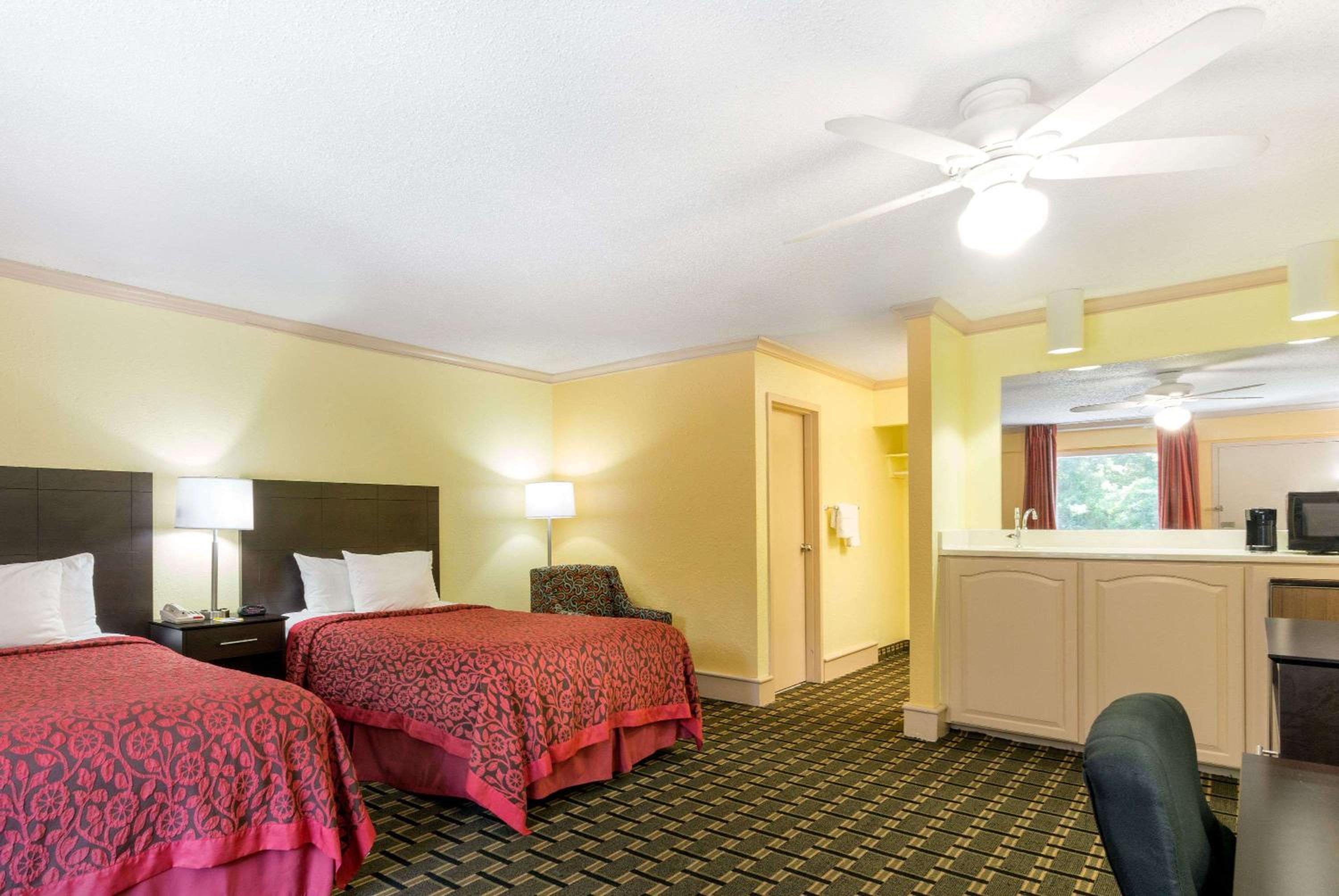 Deluxe Double with Two Double Beds - Smoking - Photo 3