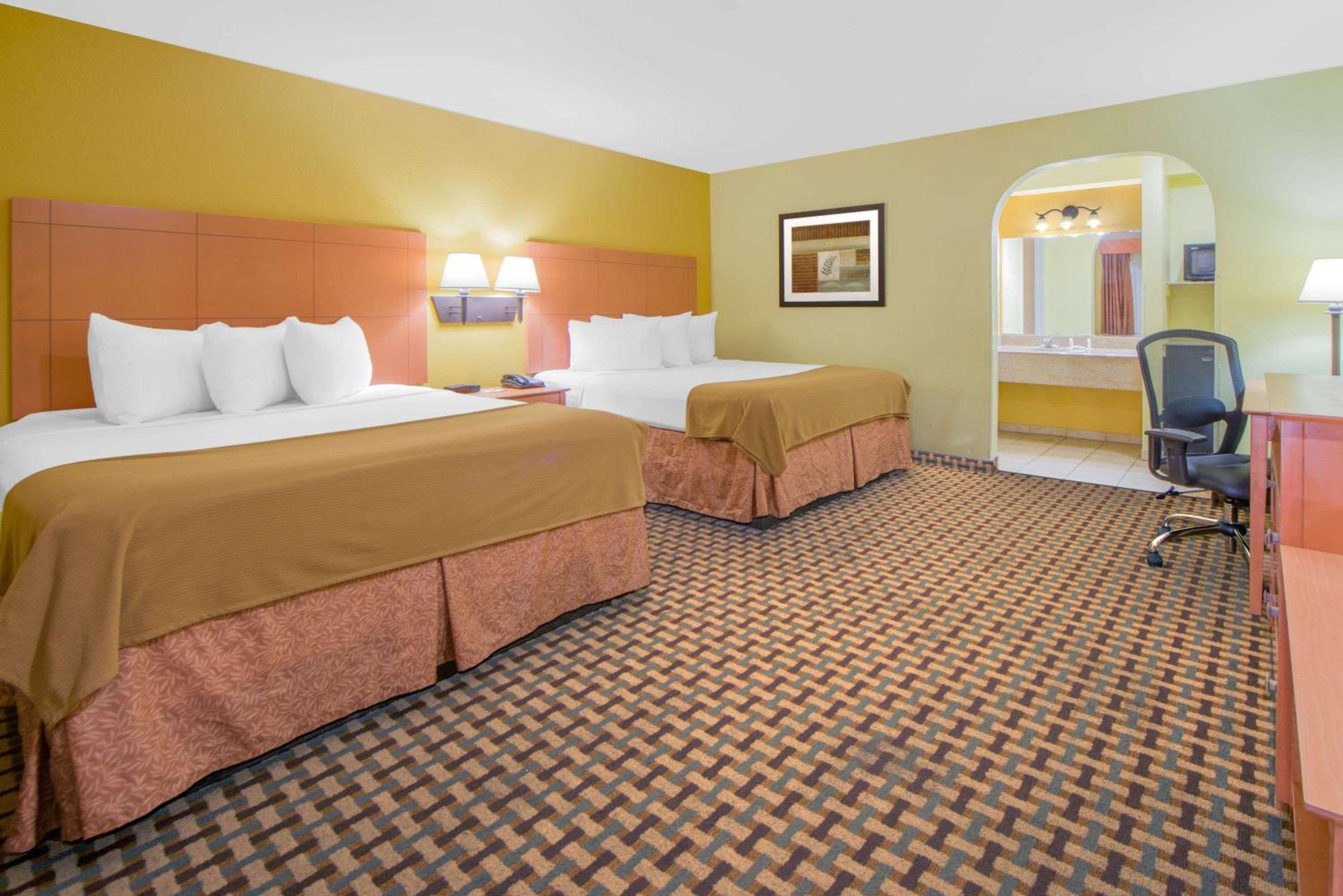 Queen Room with Two Queen Beds - Non-Smoking - Photo 1