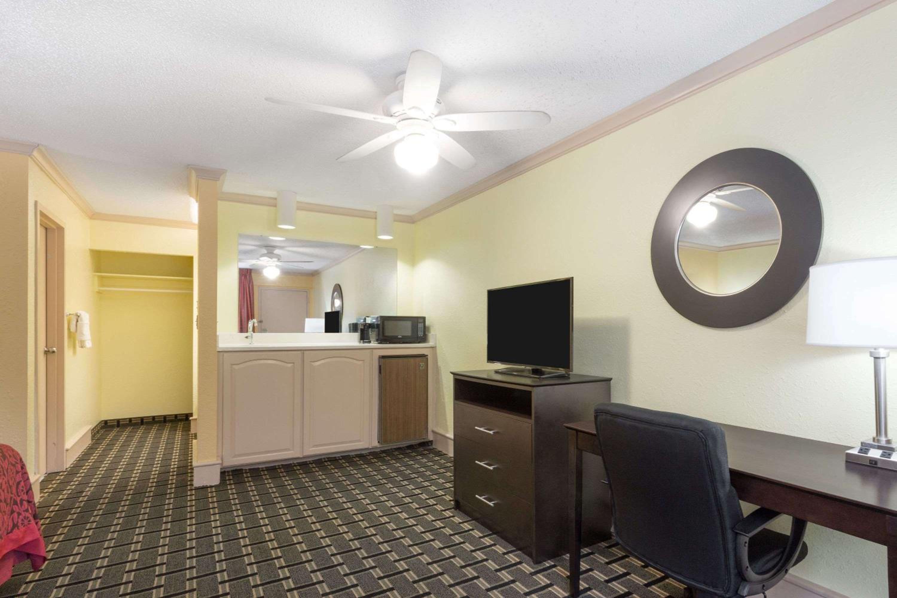 Deluxe Double with Two Double Beds - Smoking - Photo 4