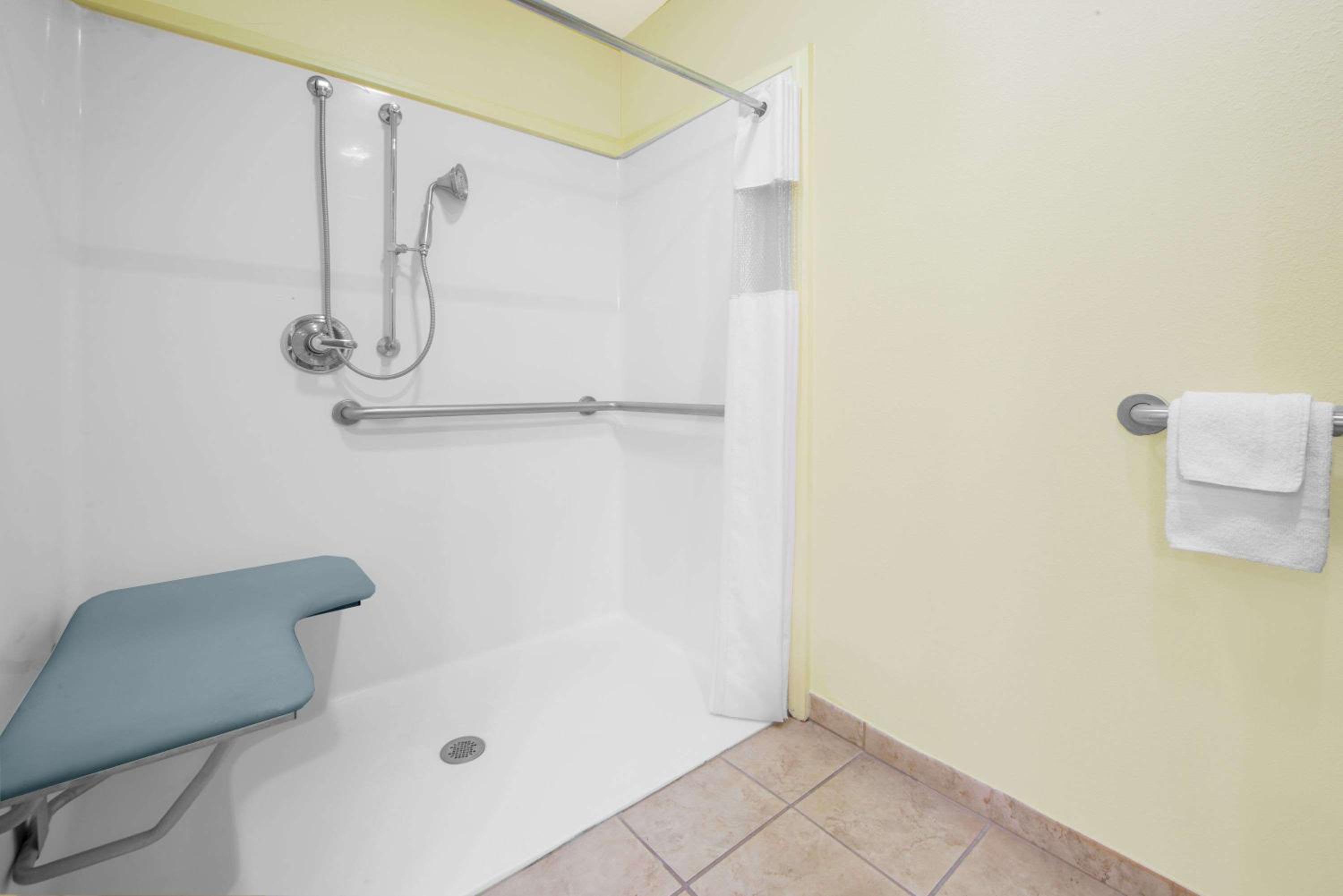 King Room - Mobility/Hearing Accessible with Bath Tub - Non-Smoking - Photo 7
