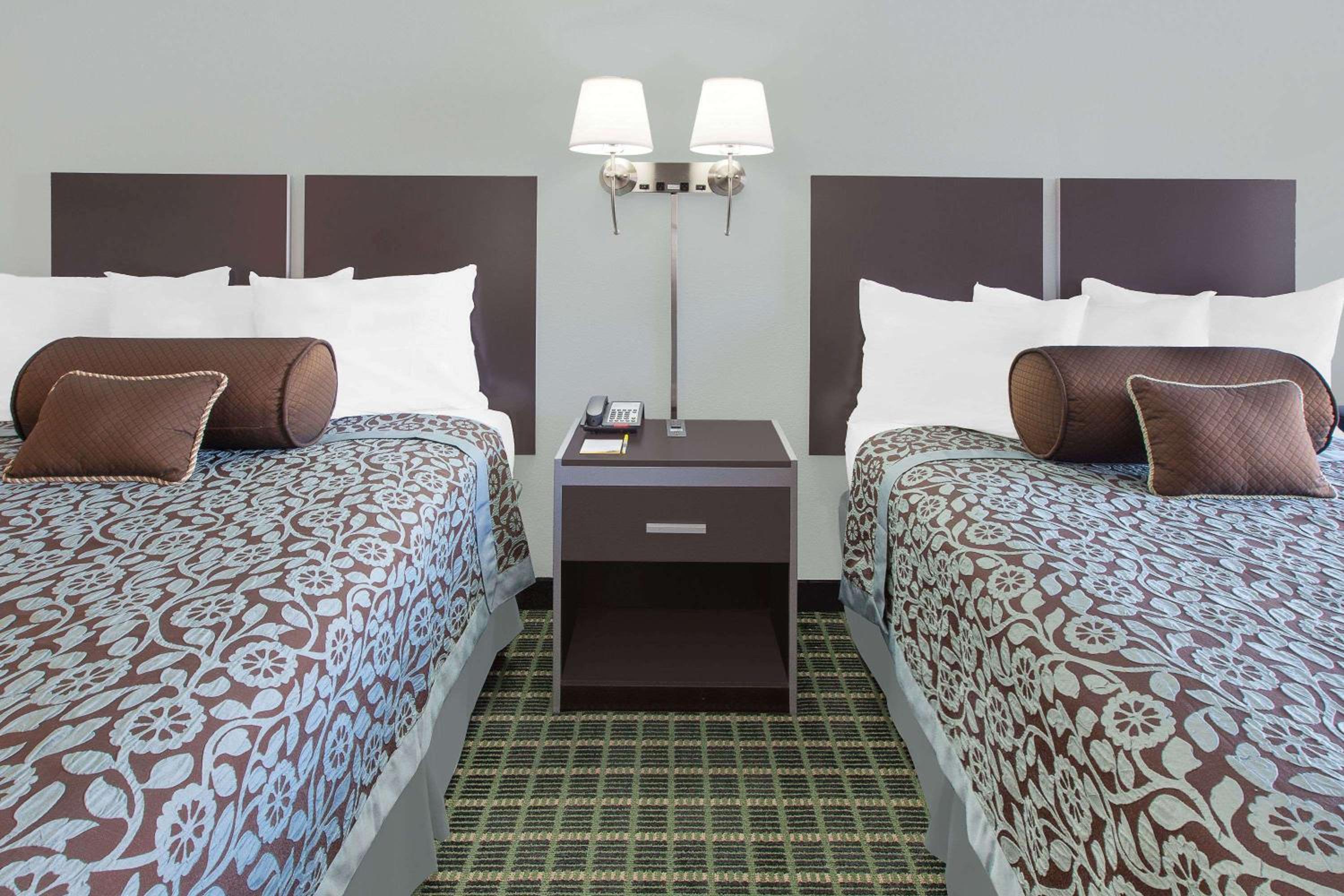 Queen Room with Two Queen Beds - Non-Smoking - Photo 1