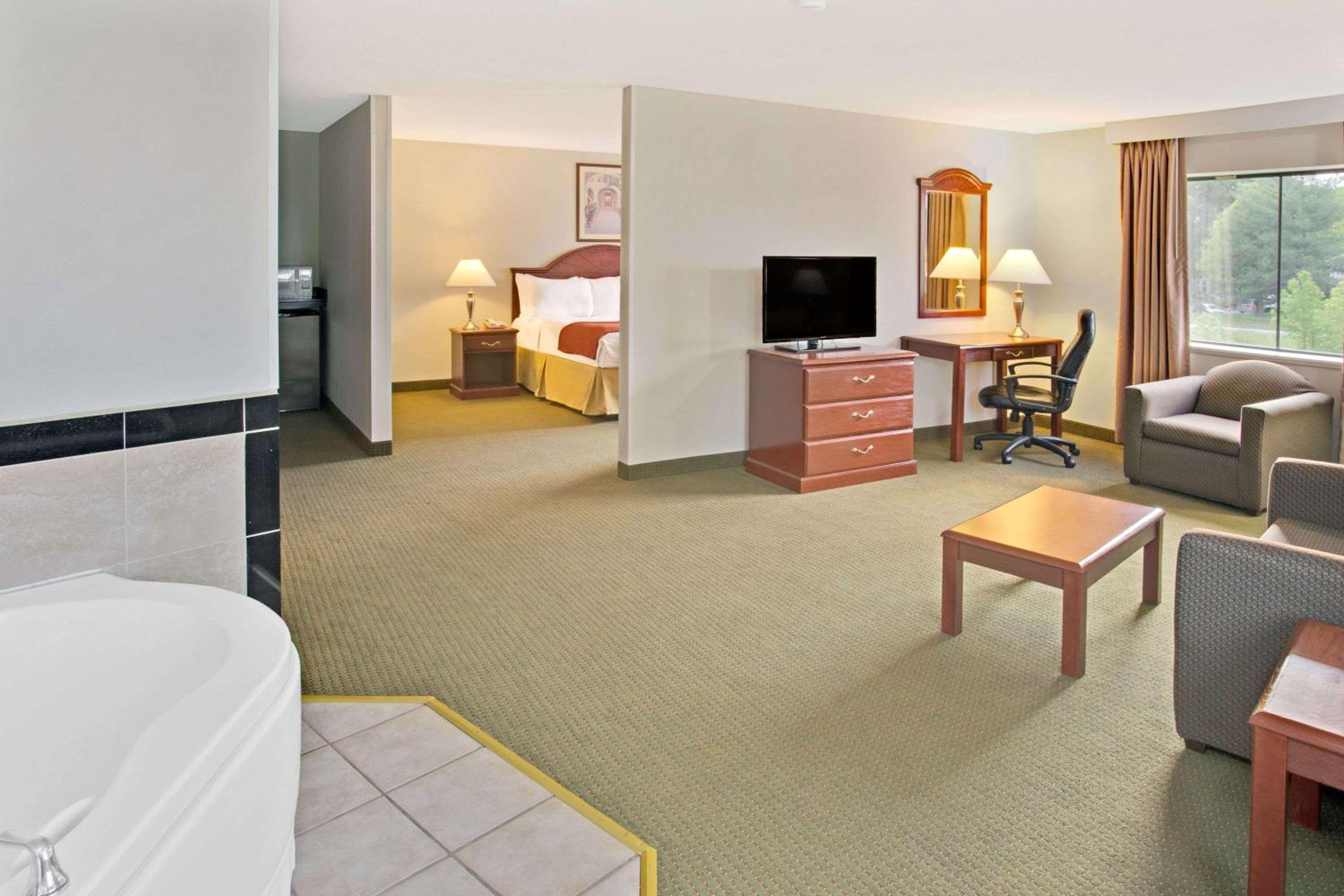 Deluxe Business King Room - Non-Smoking - Photo 2
