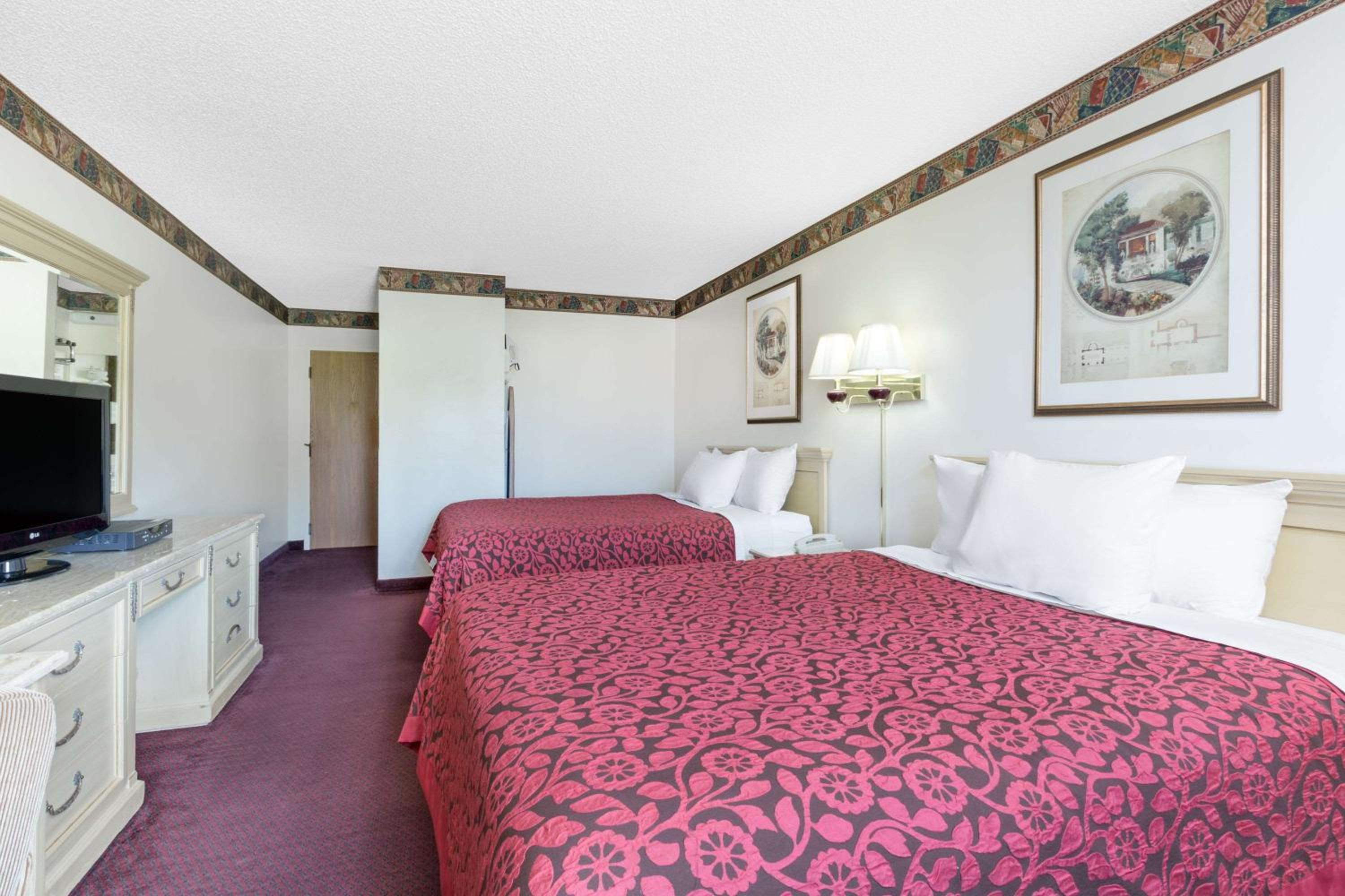 Queen Room with Two Queen Beds - Non-Smoking - Photo 1