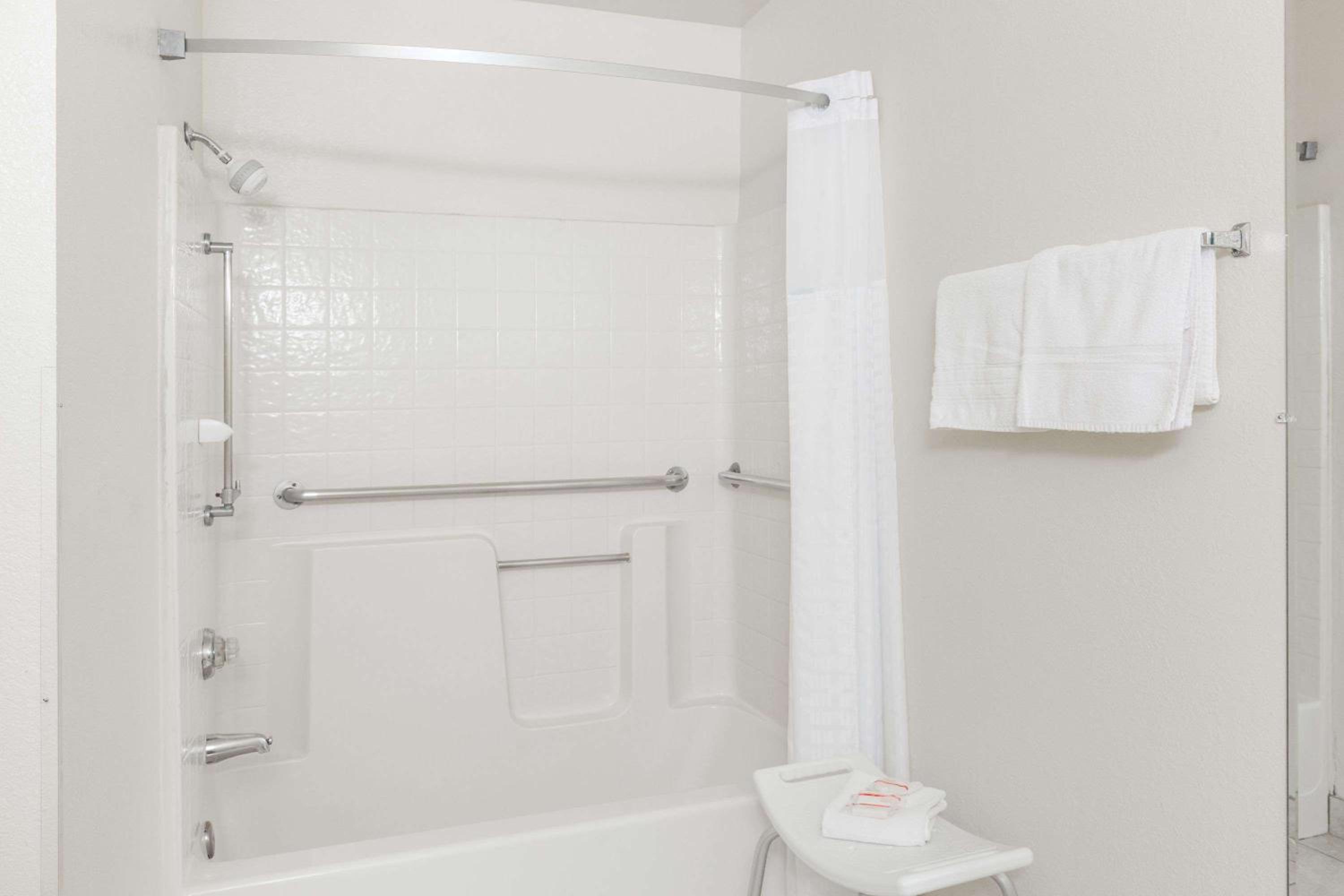 Queen Room - Mobility Access/Non-Smoking - Photo 7