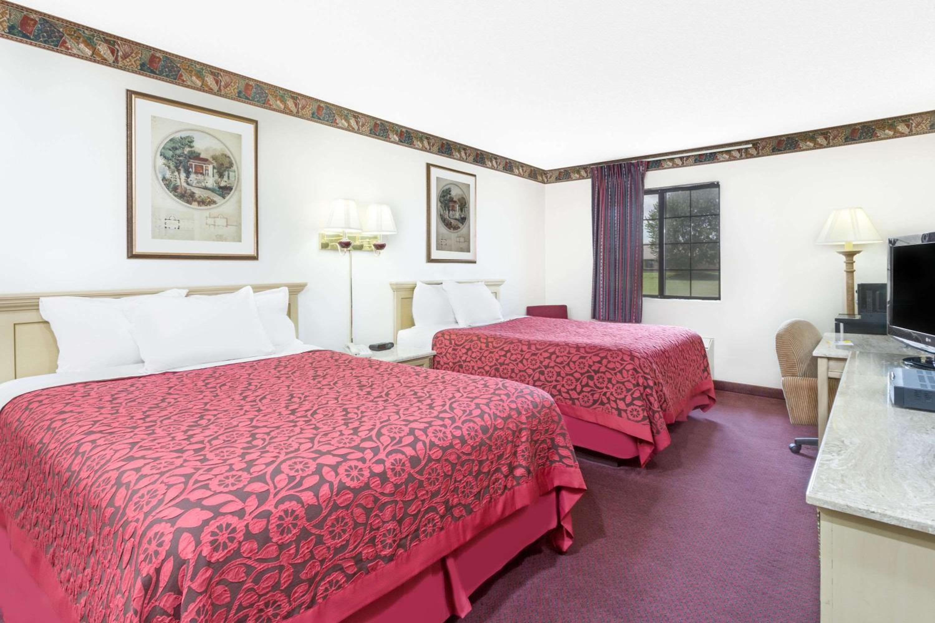 Queen Room with Two Queen Beds - Non-Smoking - Photo 4