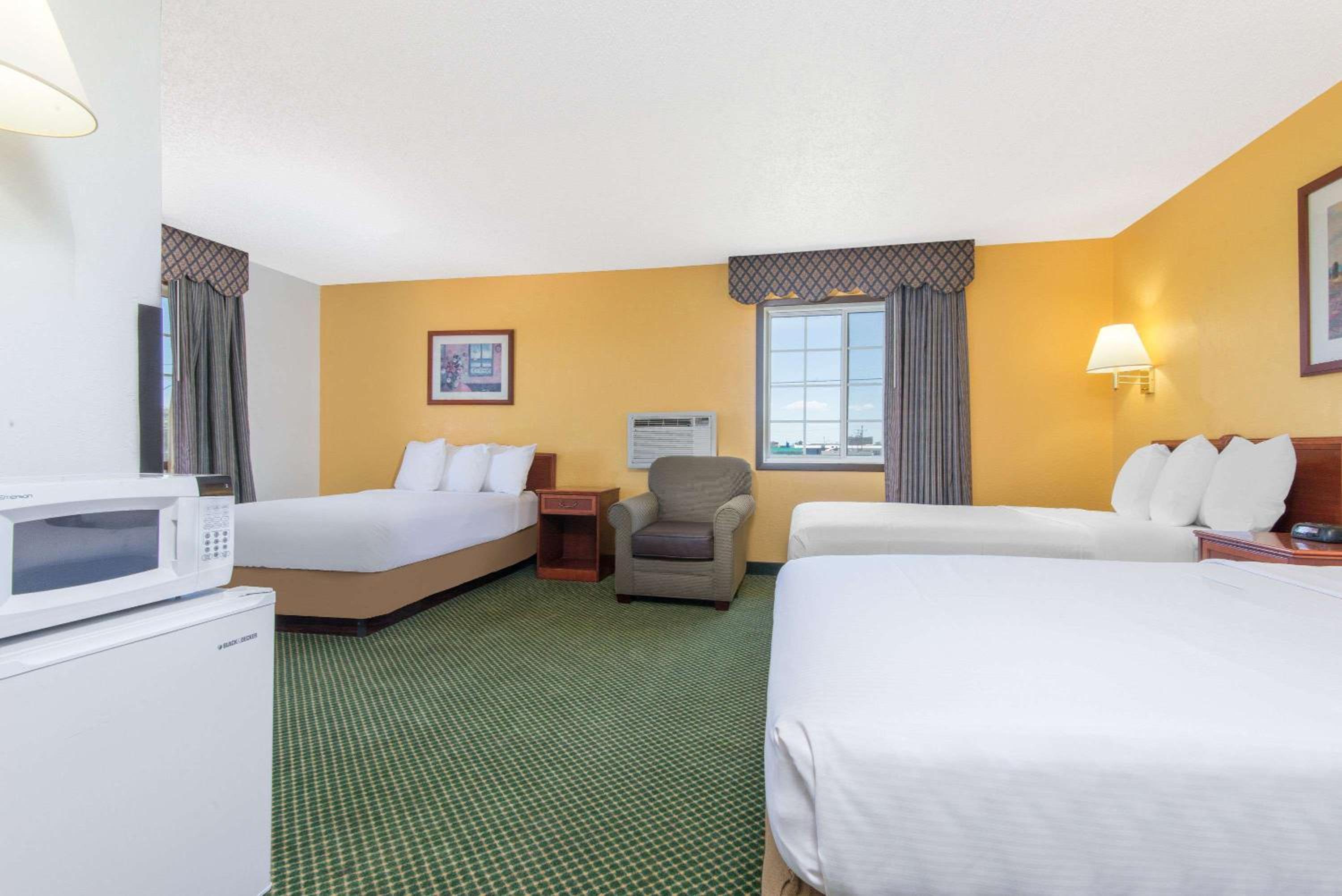 Studio Suite with Three Double Beds - Non-Smoking photo 1