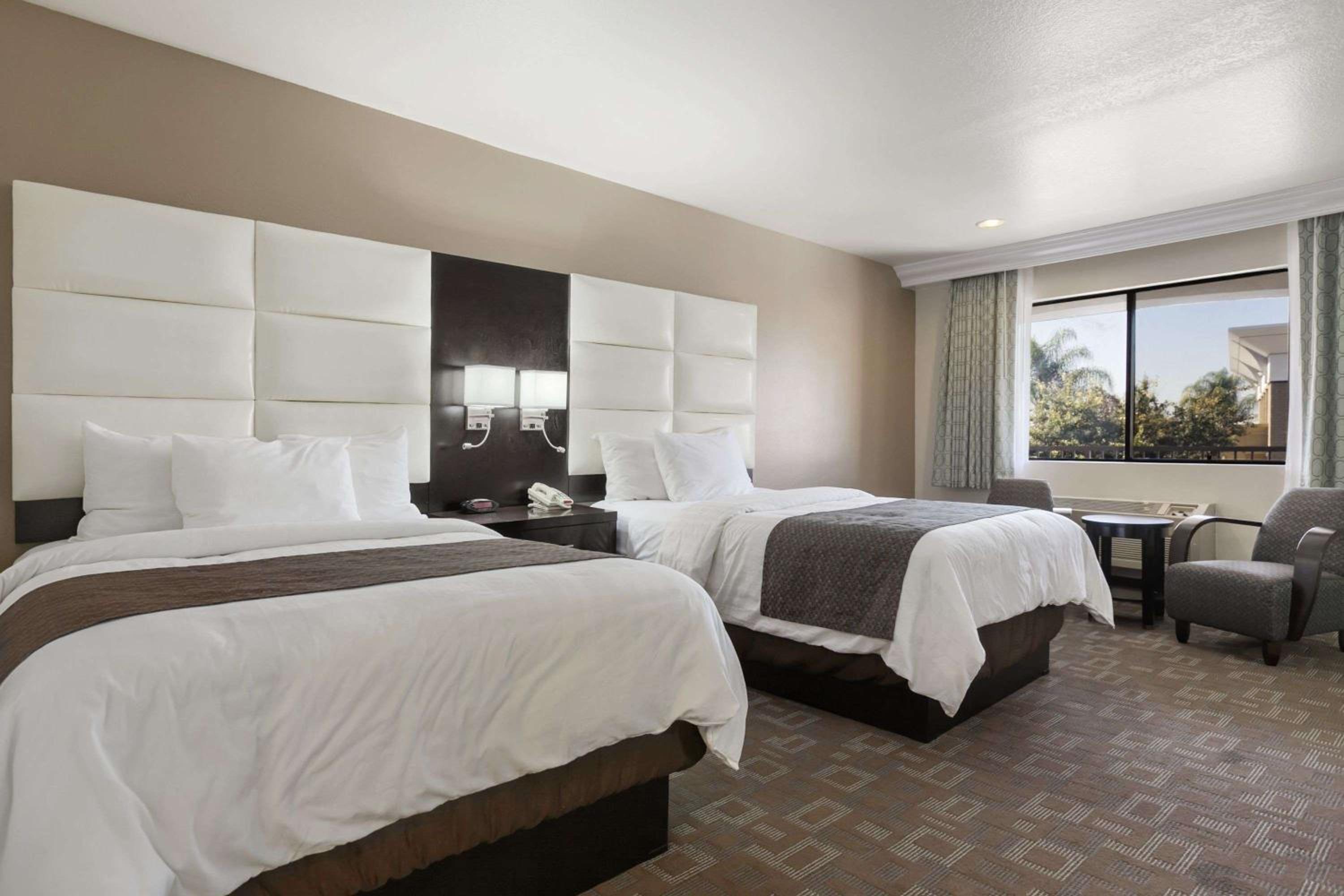 Double Room with Two Double Beds - Non-Smoking - Photo 6