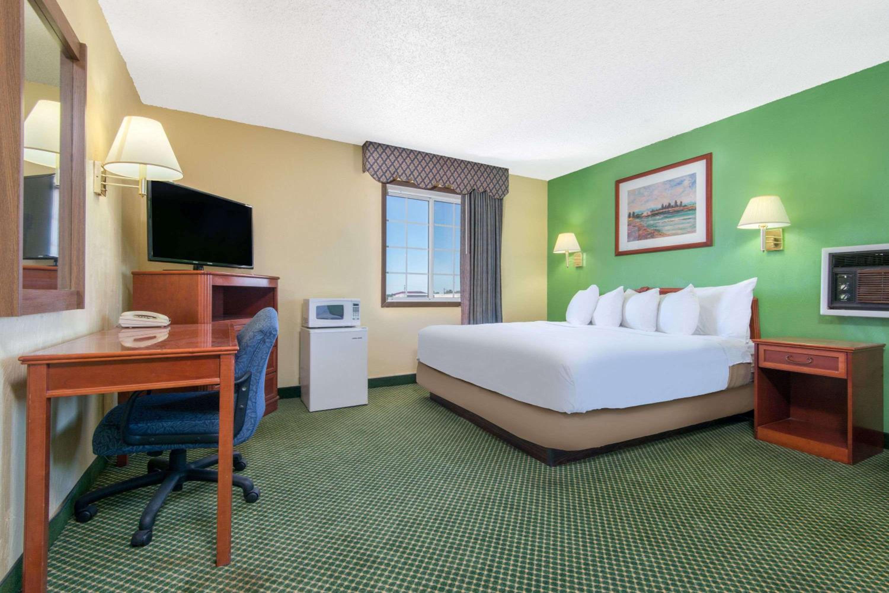 King Room - Non-Smoking photo 1