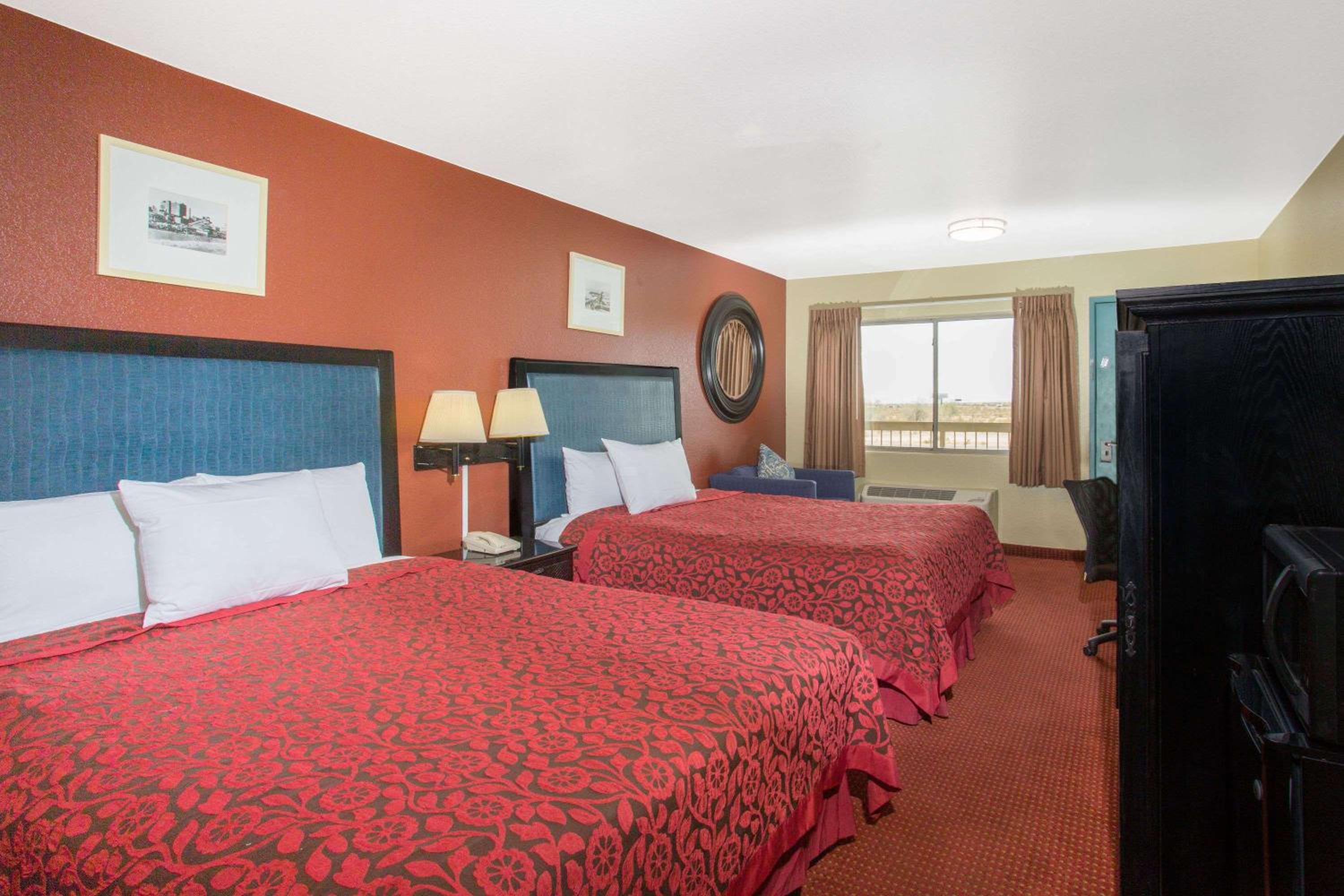 Queen Room with Two Queen Beds - Non-Smoking - Photo 1