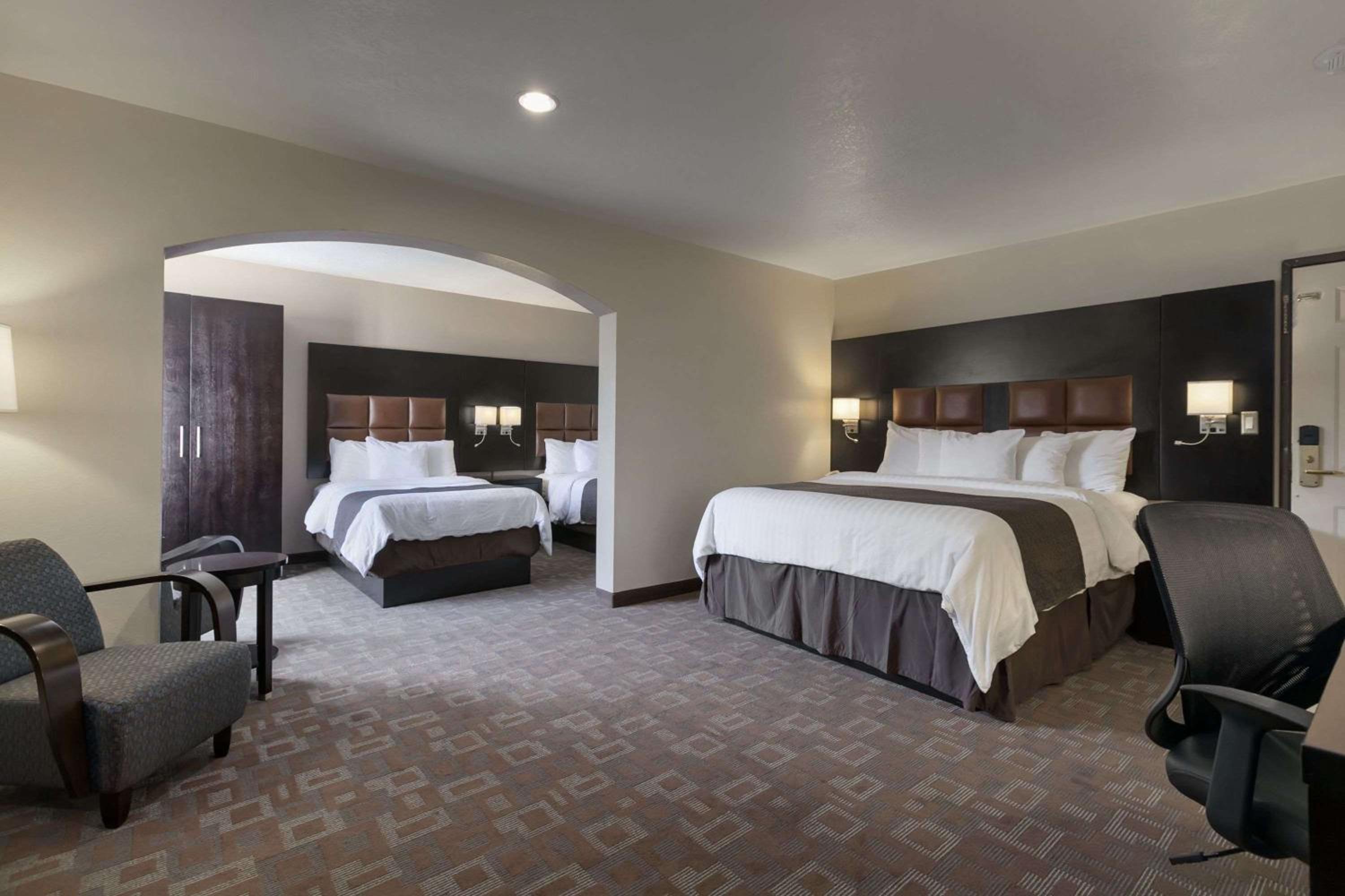 Suite with One King Bed and Two Double Beds - Non-Smoking photo 2