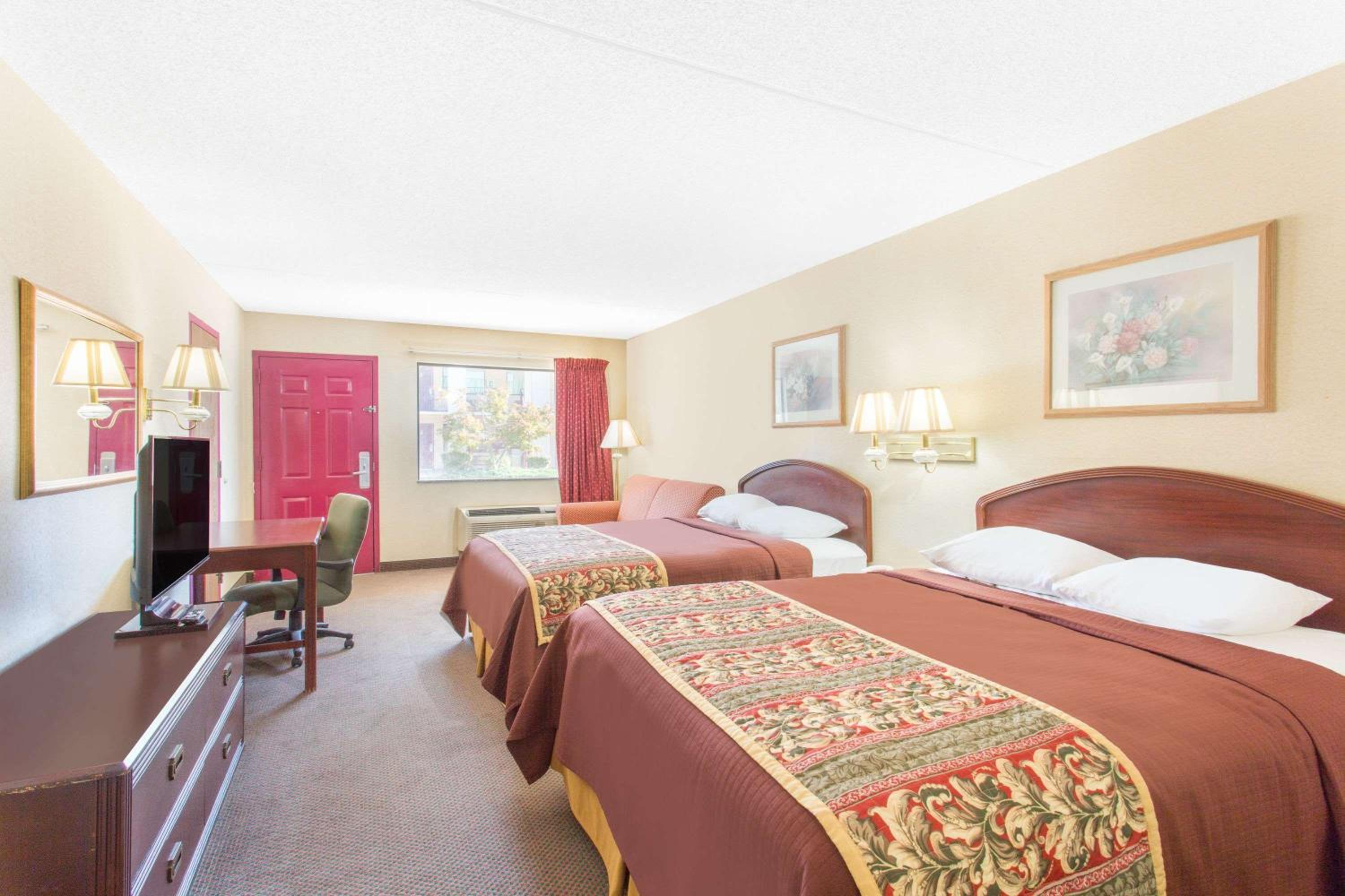 Queen Room With Two Queen Beds - Non-Smoking photo 1