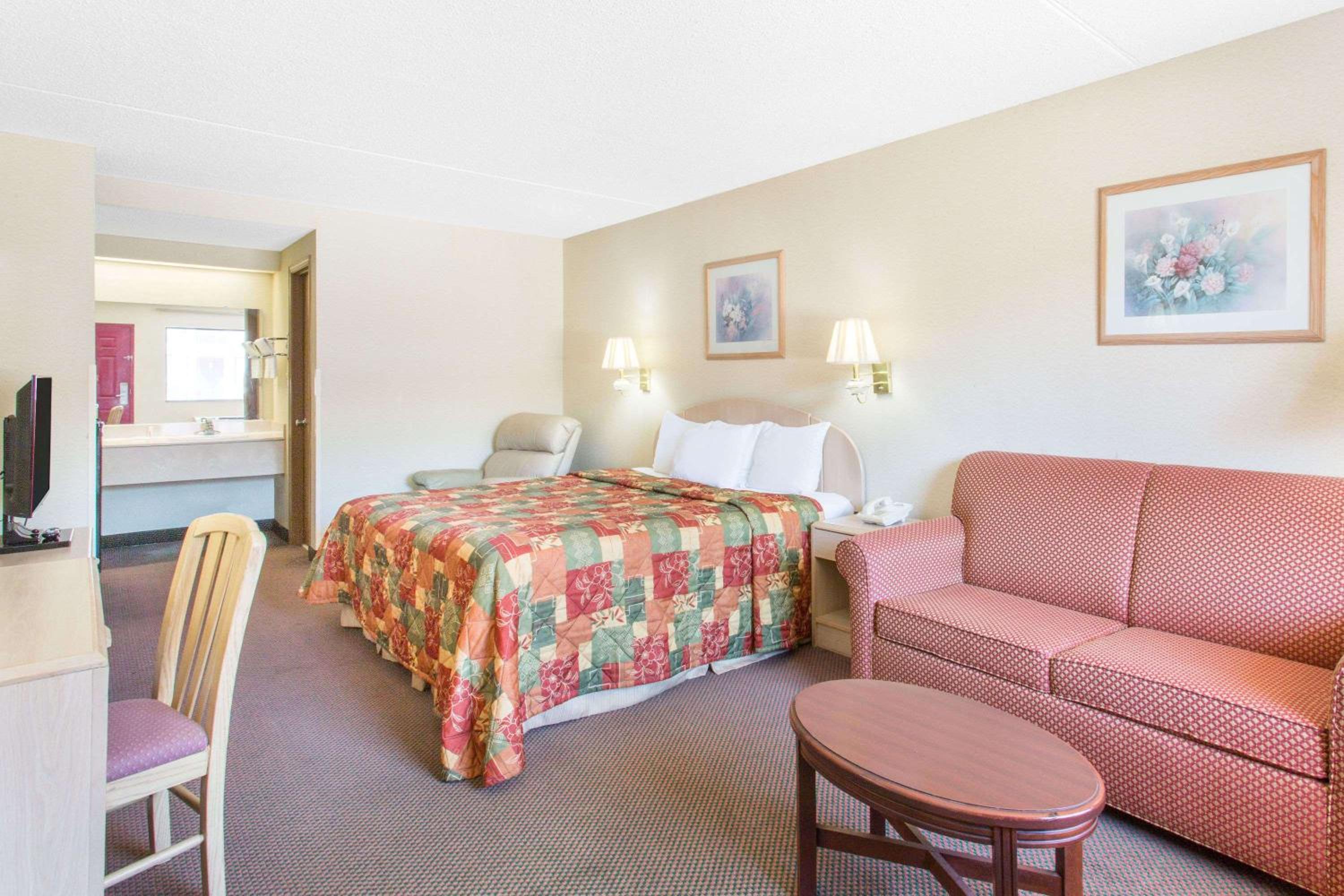 King Room - Non-Smoking photo 2