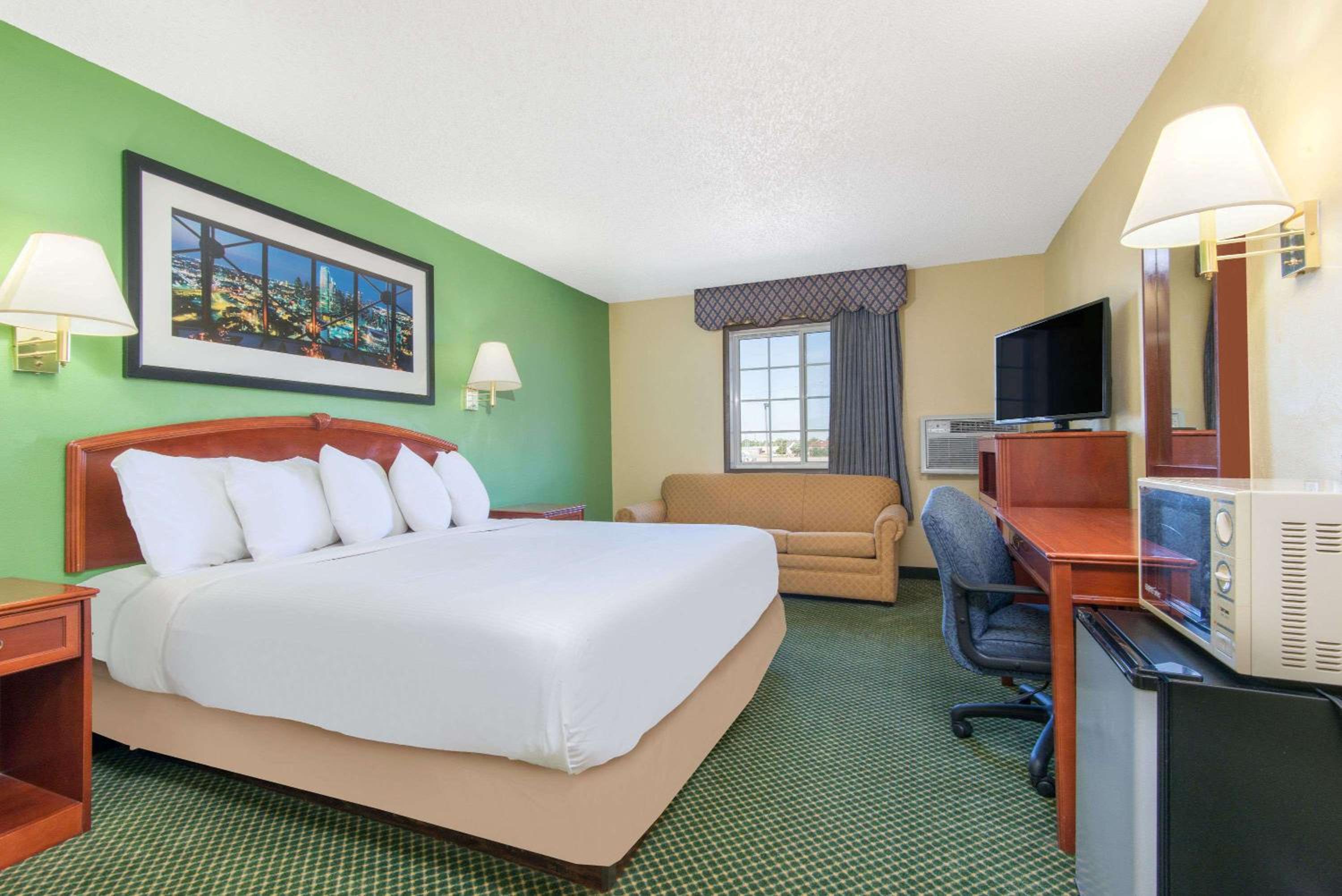 King Room - Non-Smoking photo 3