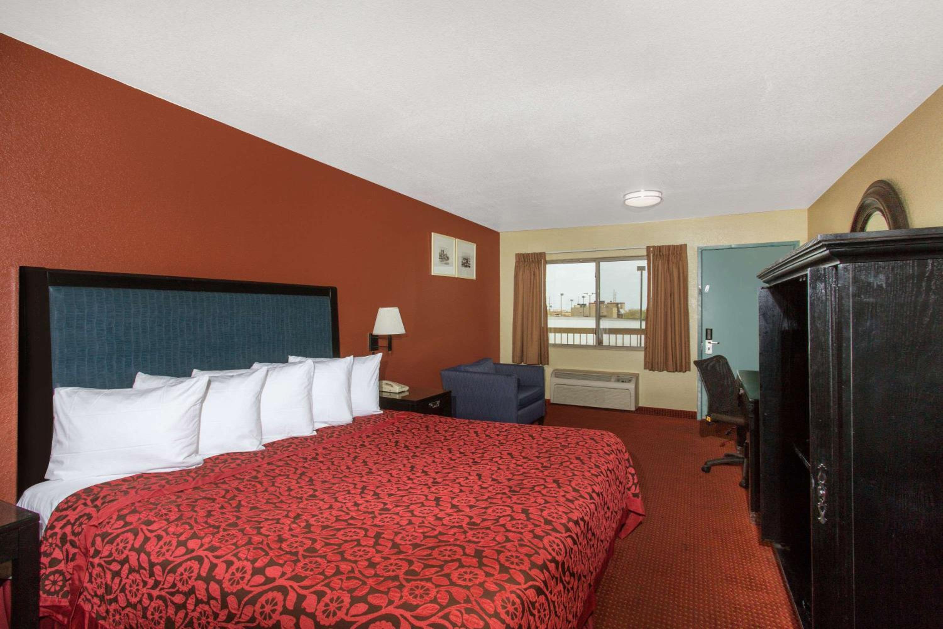 King Room - Non-Smoking - Photo 1