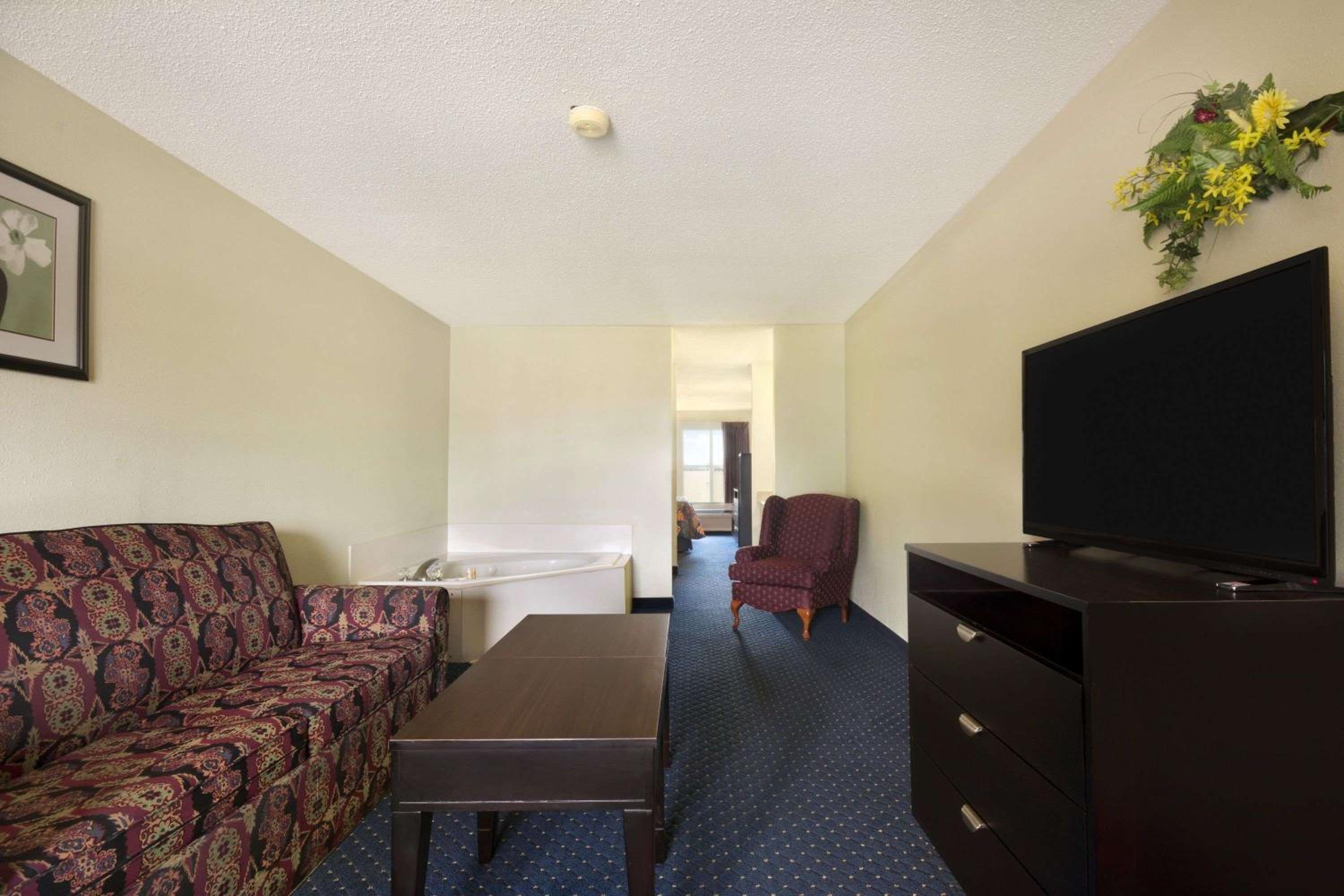 Deluxe King Studio Suite - Non-Smoking - Photo 2