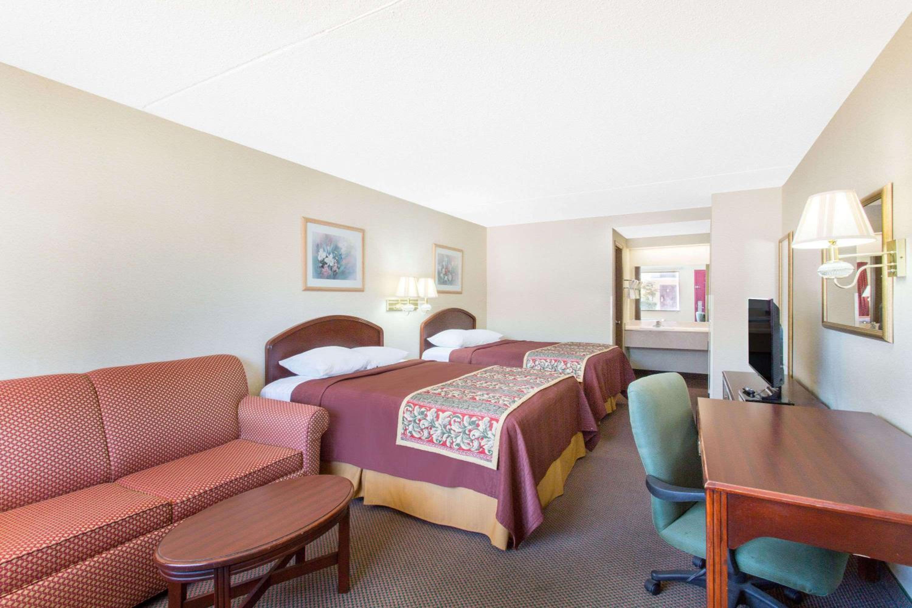 Deluxe Queen Suite - Non-Smoking