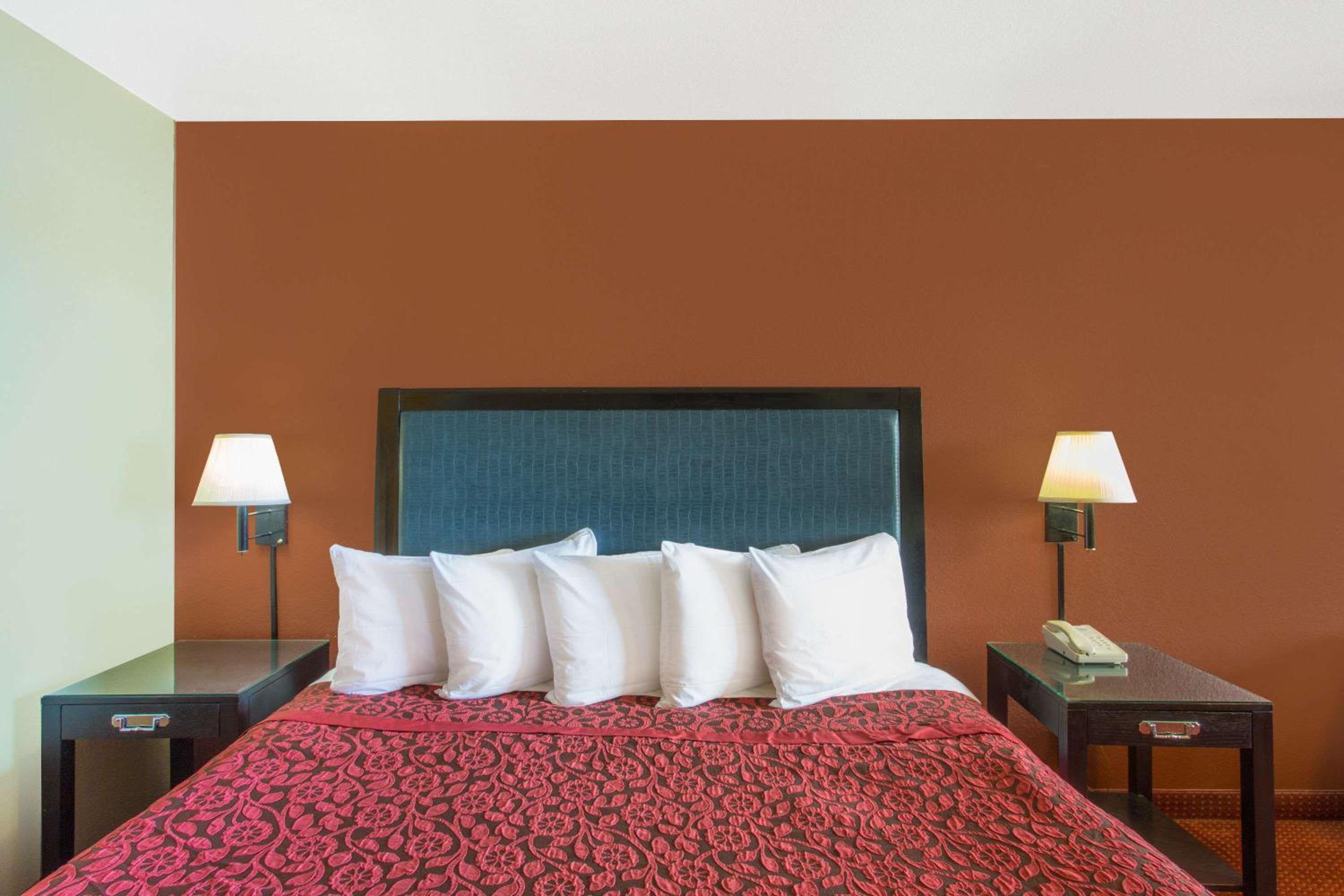 King Room - Non-Smoking - Photo 3