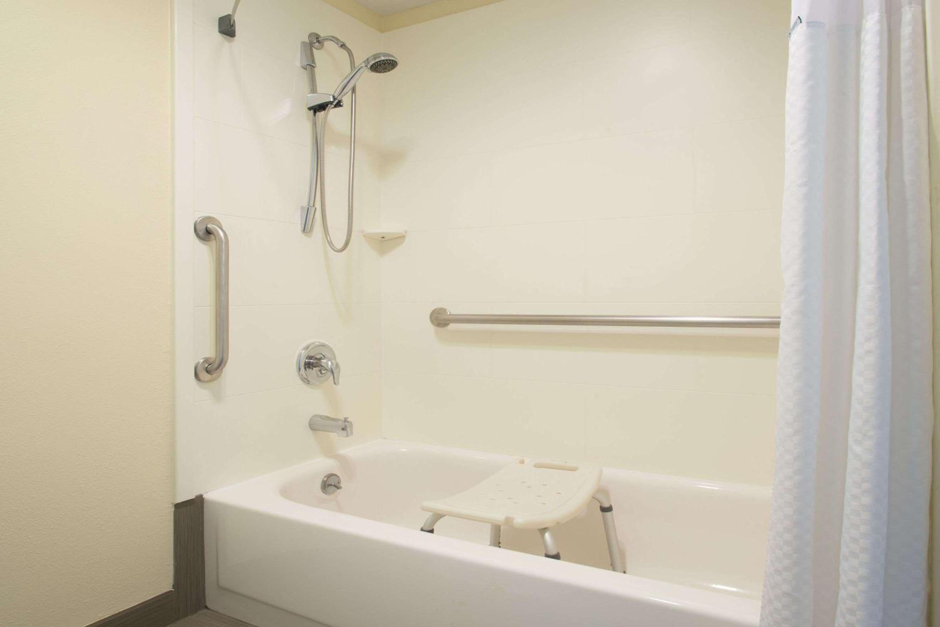 Queen Room with Two Queen Beds and Bathtub with Grab Bars - Mobility Accessible/Non-Smoking - Photo 7