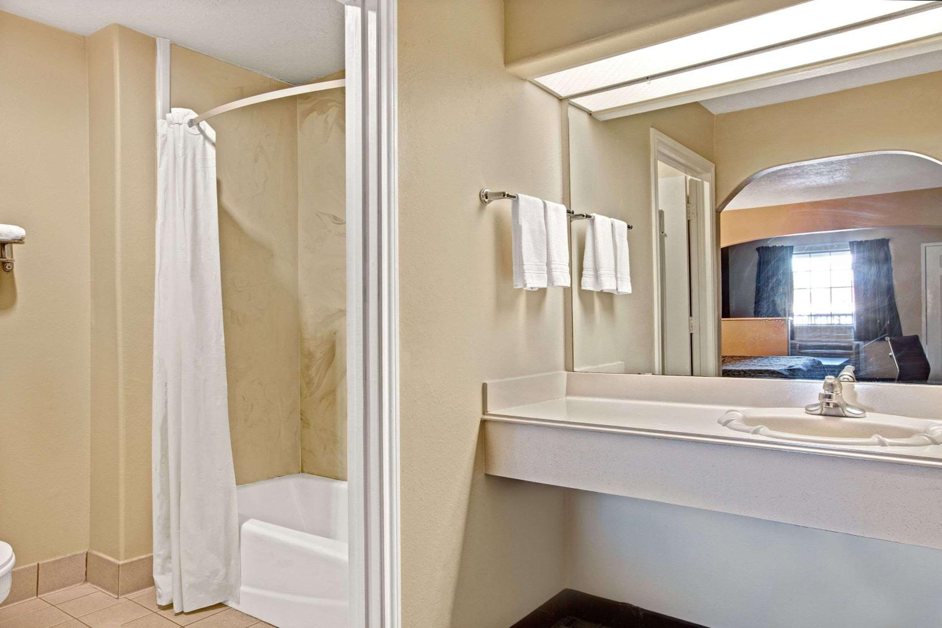 1 King Bed, Mobility Accessible Suite, Bathtub w/ Grab Bars, Non-Smoking photo 3