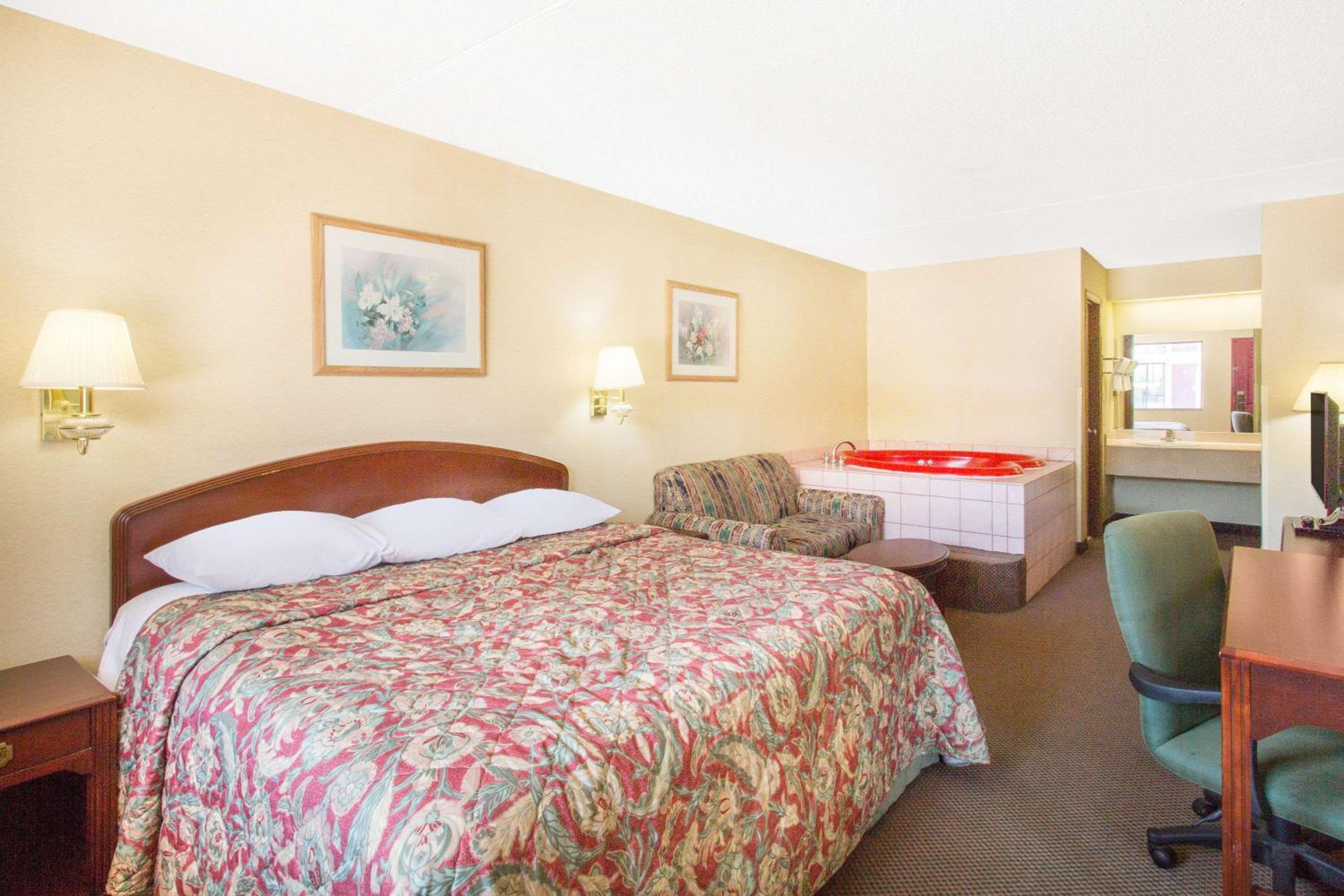 King Suite - Non-Smoking photo 2