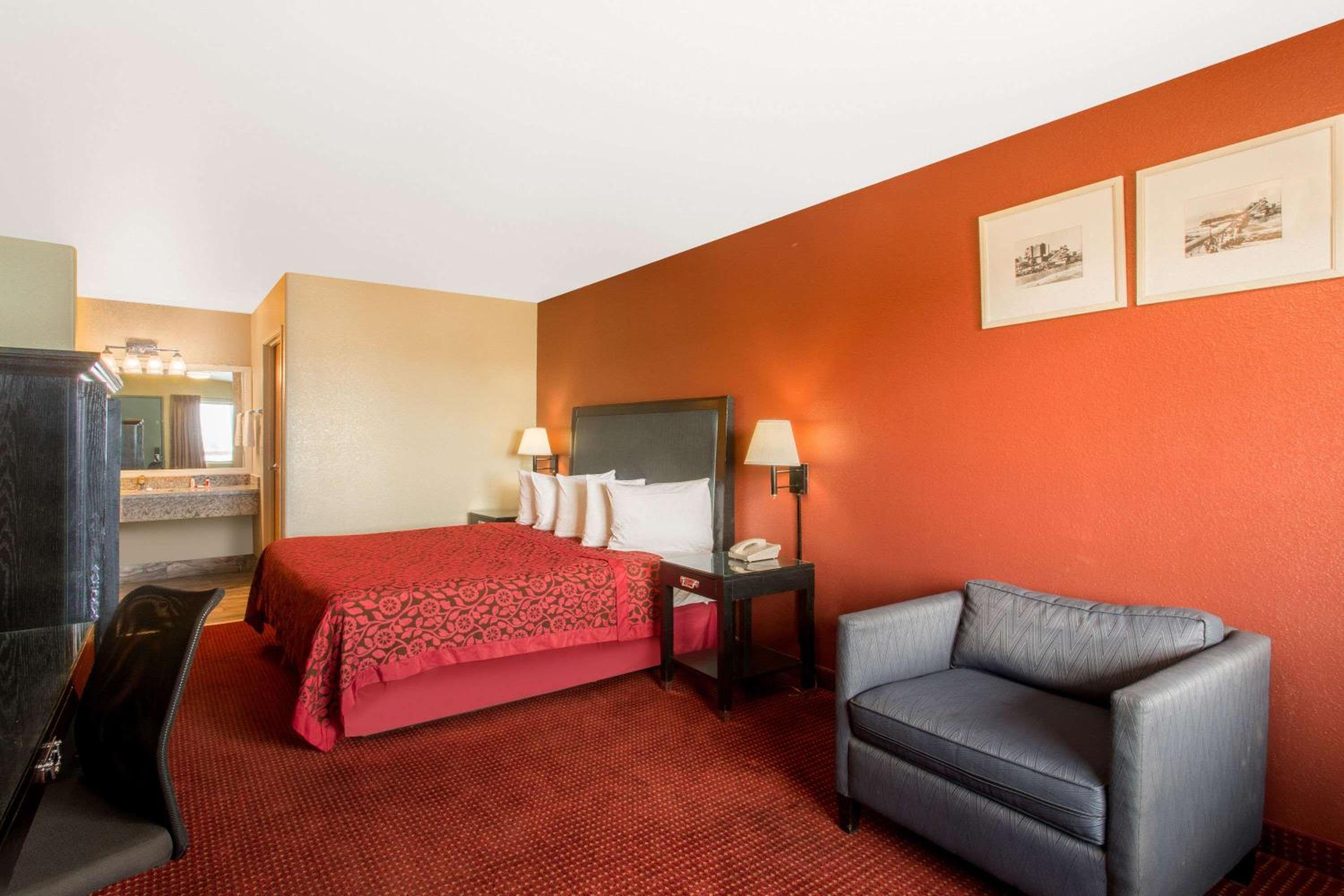 King Room - Non-Smoking - Photo 2