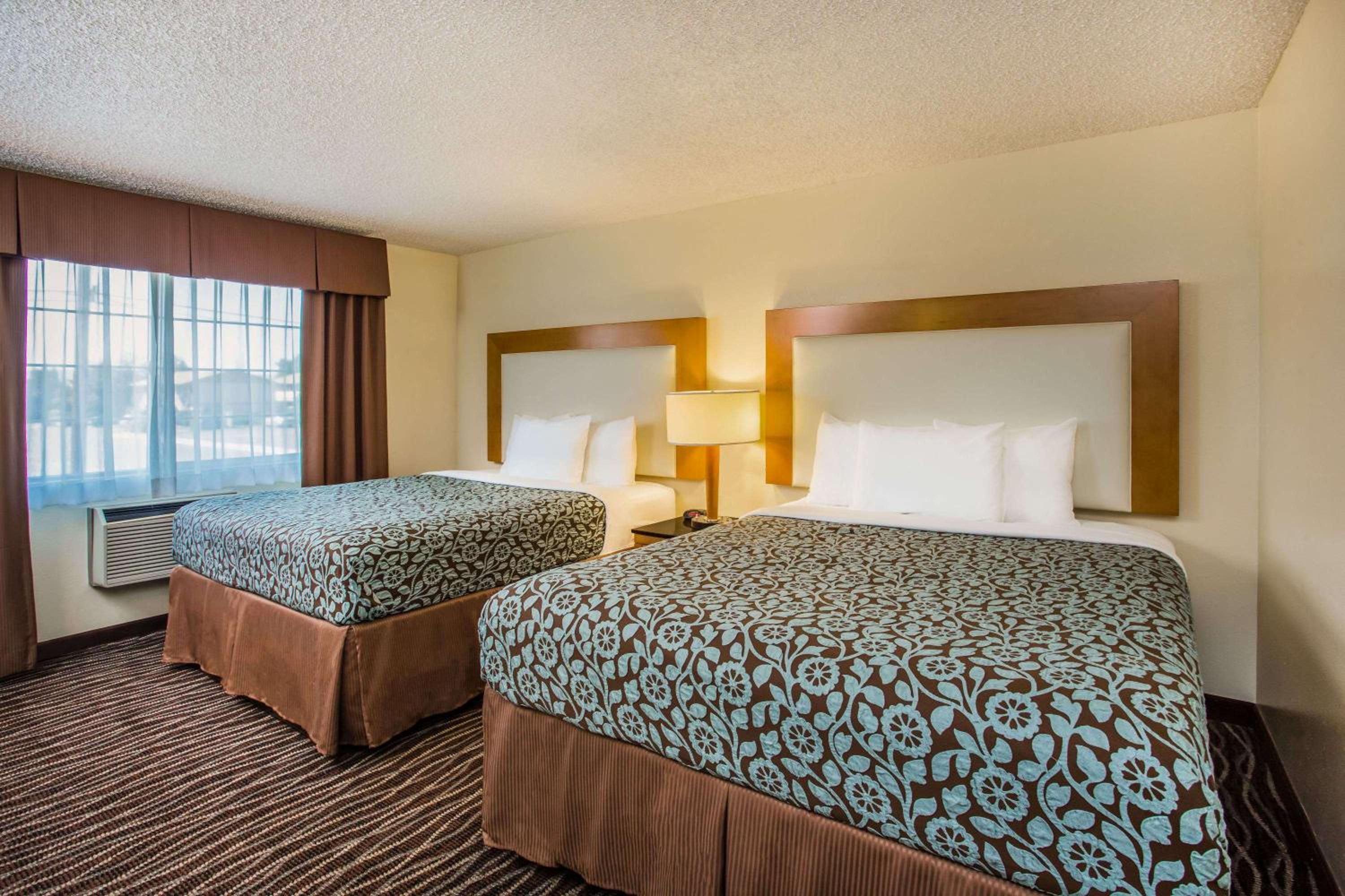 Queen Room with Two Queen Beds - Non-Smoking - Photo 3