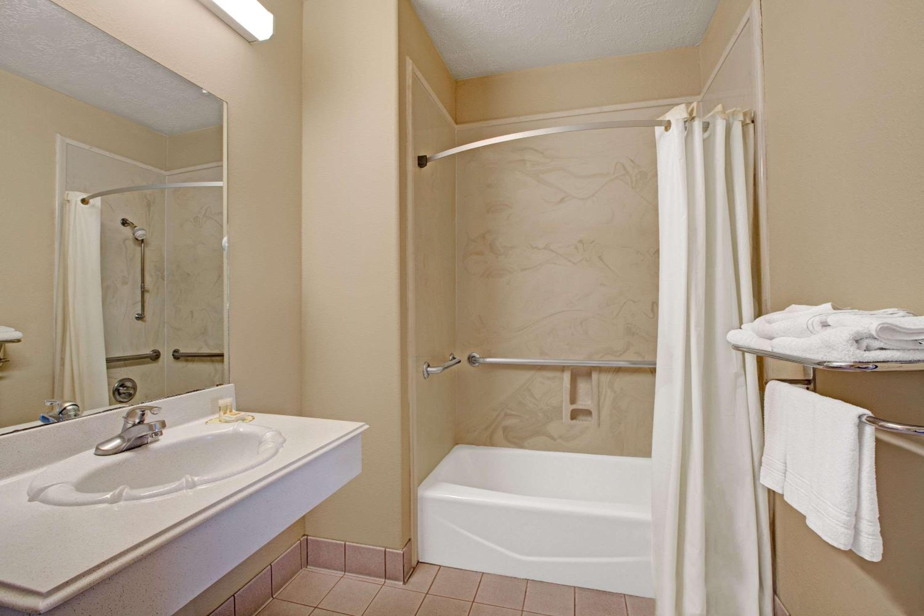 Queen Suite - Non-Smoking photo 2