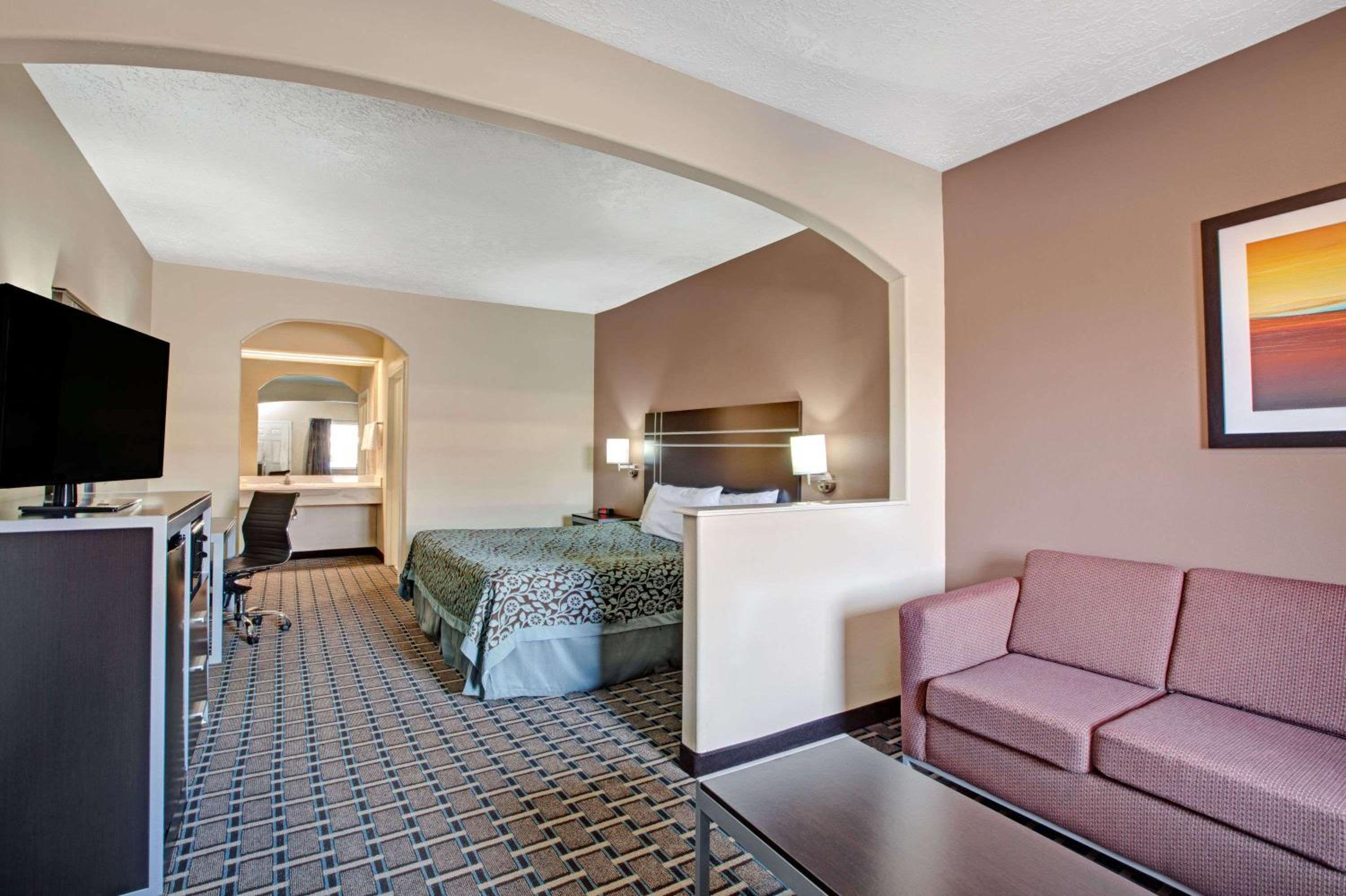 King Room with Roll-In Shower - Mobility Access/Non-Smoking photo 1