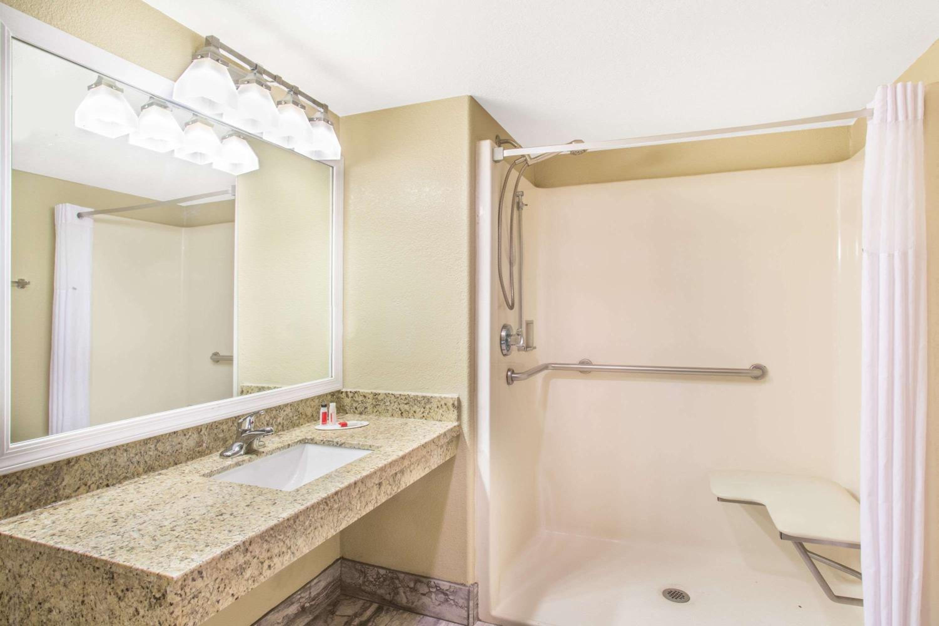 Queen Room with Two Queen Beds - Disability Access- Non-Smoking - Photo 4