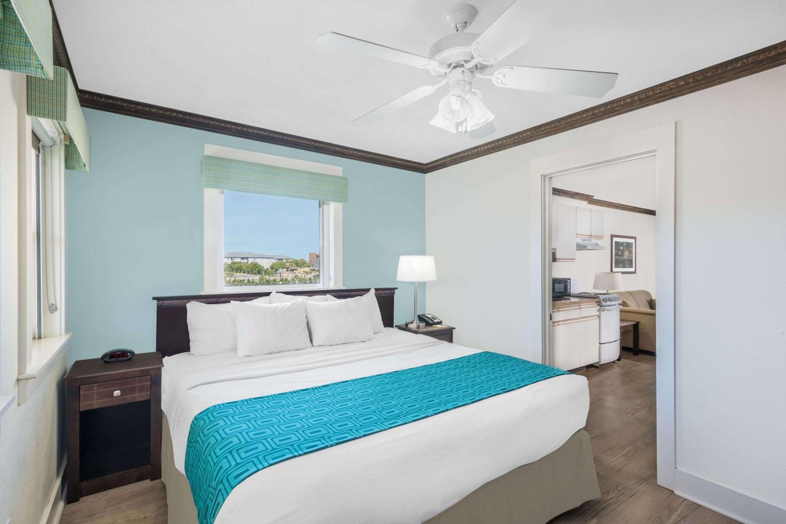 One-Bedroom King Suite - Non-Smoking photo 2