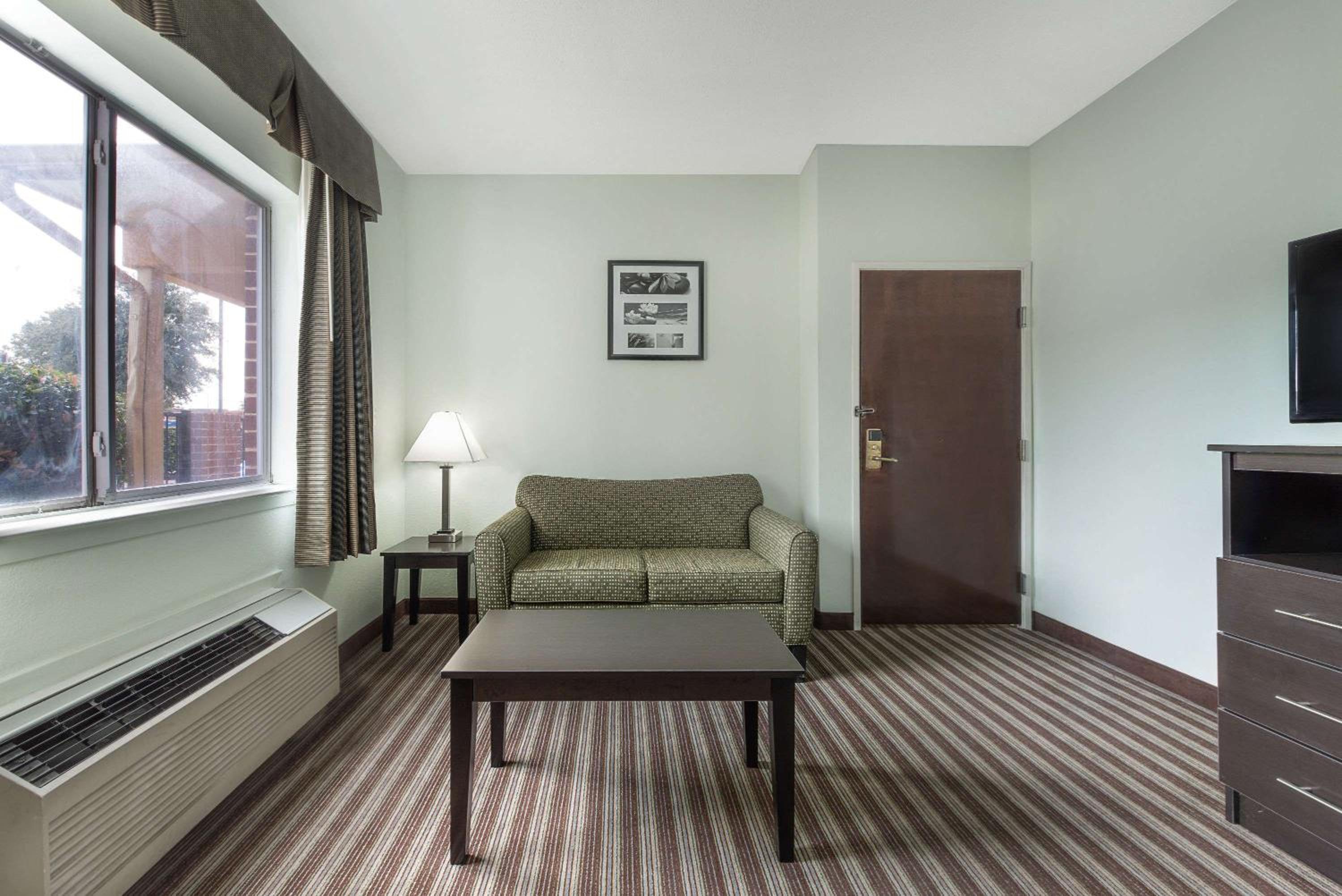 Queen Room with Two Queen Beds and Bath Tub - Mobility/Hearing Accessible - Non-Smoking - Photo 4