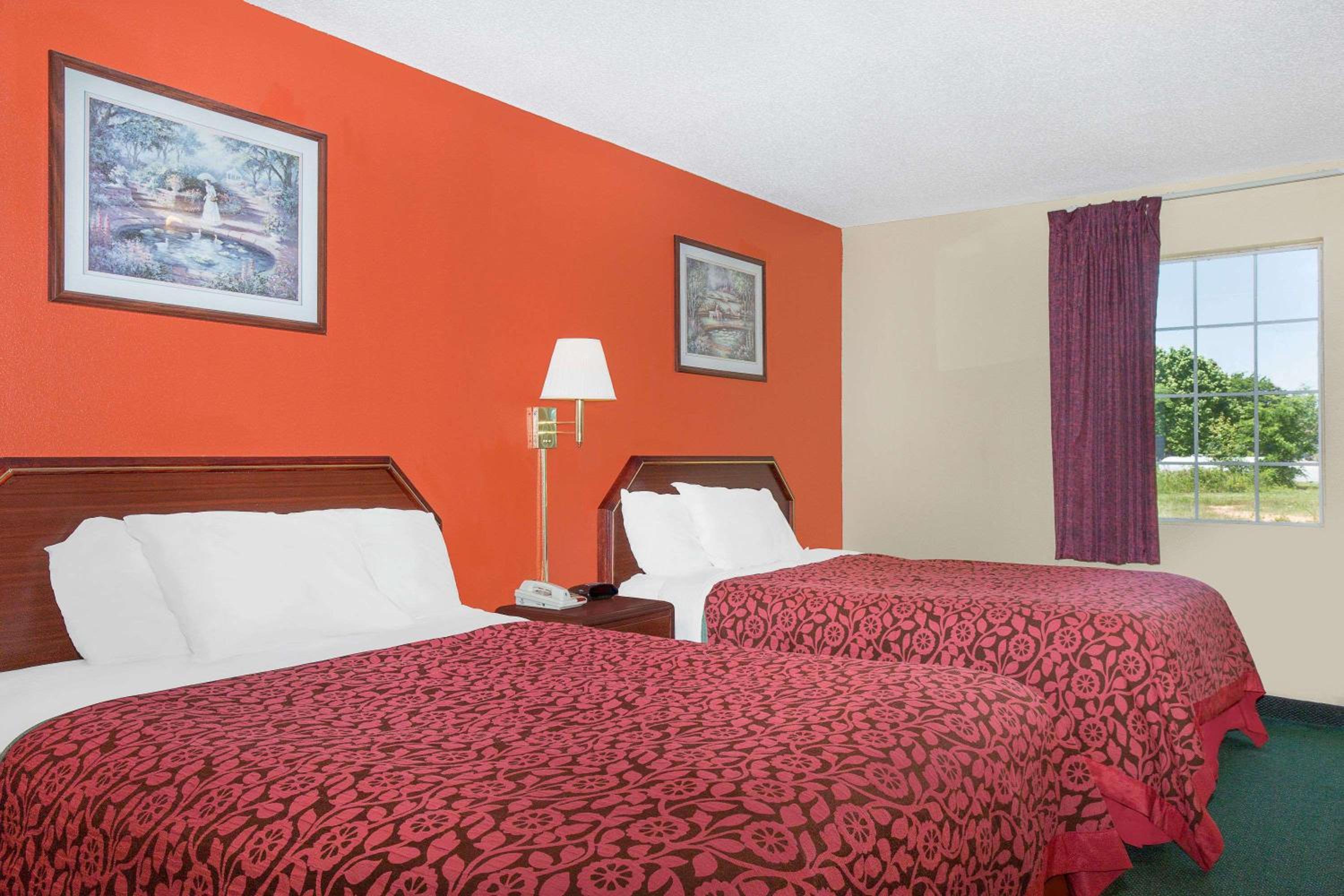 Queen Room with Two Queen Beds - Smoking - Photo 2