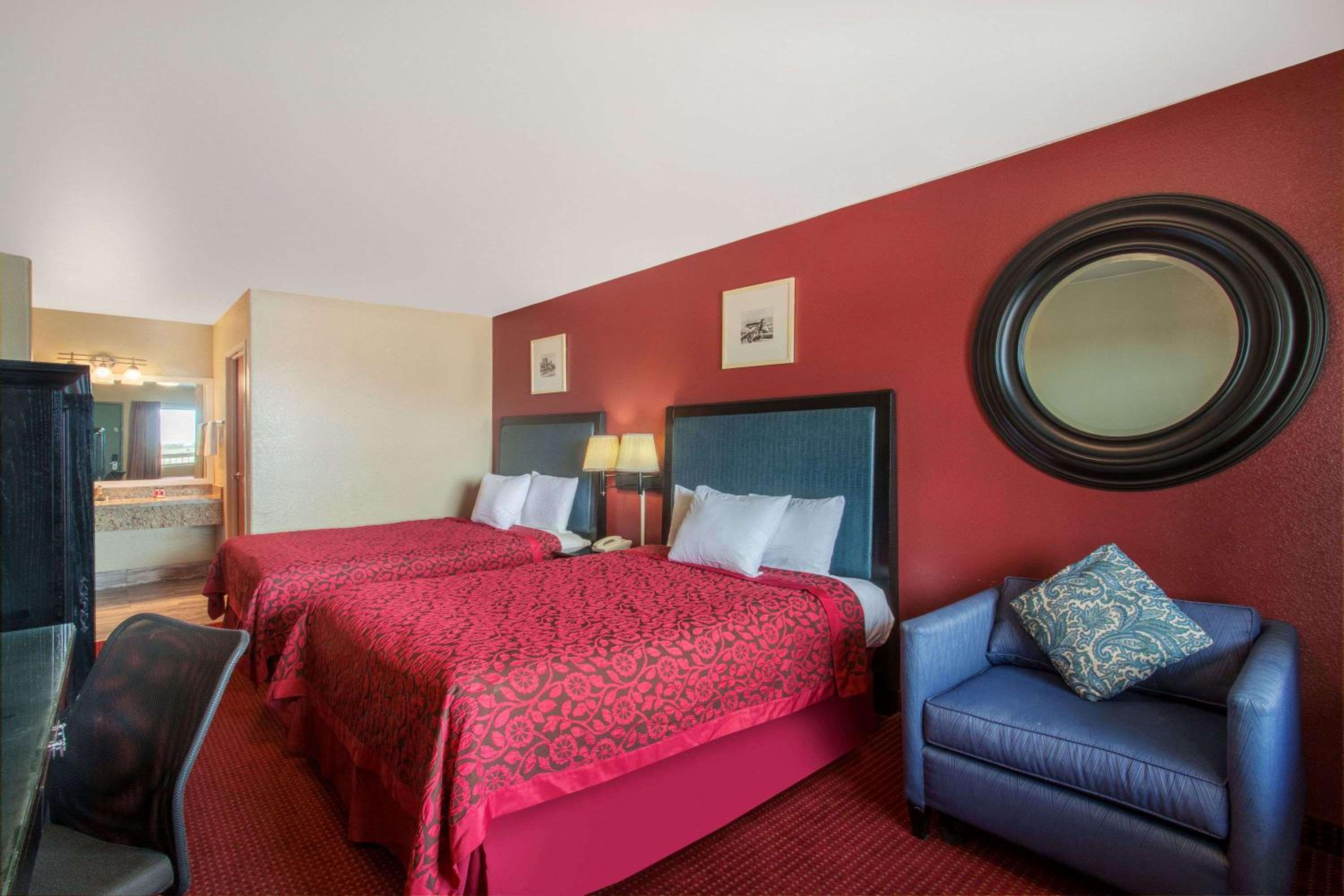 Queen Room with Two Queen Beds - Non-Smoking - Photo 3