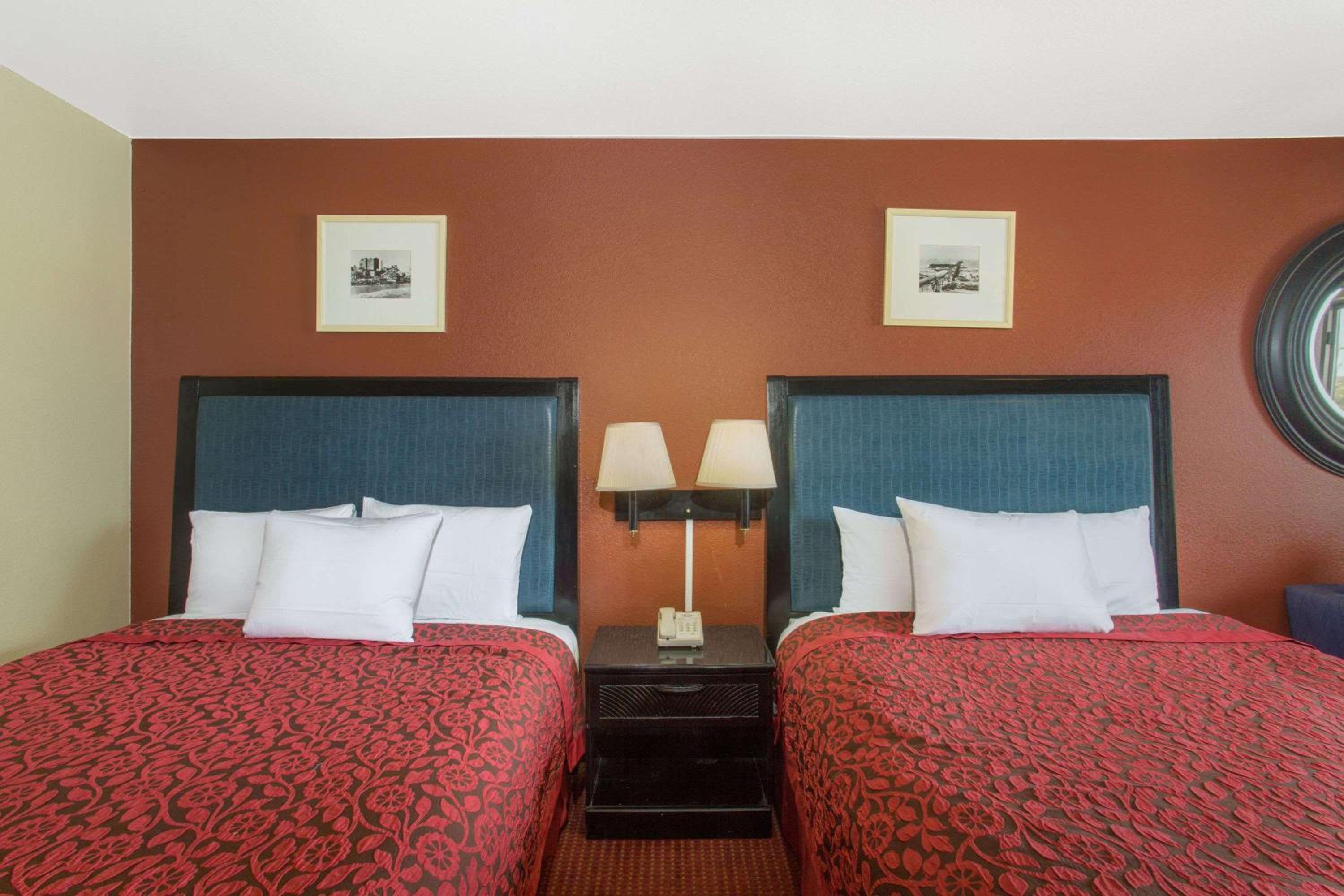 Queen Room with Two Queen Beds - Non-Smoking - Photo 4