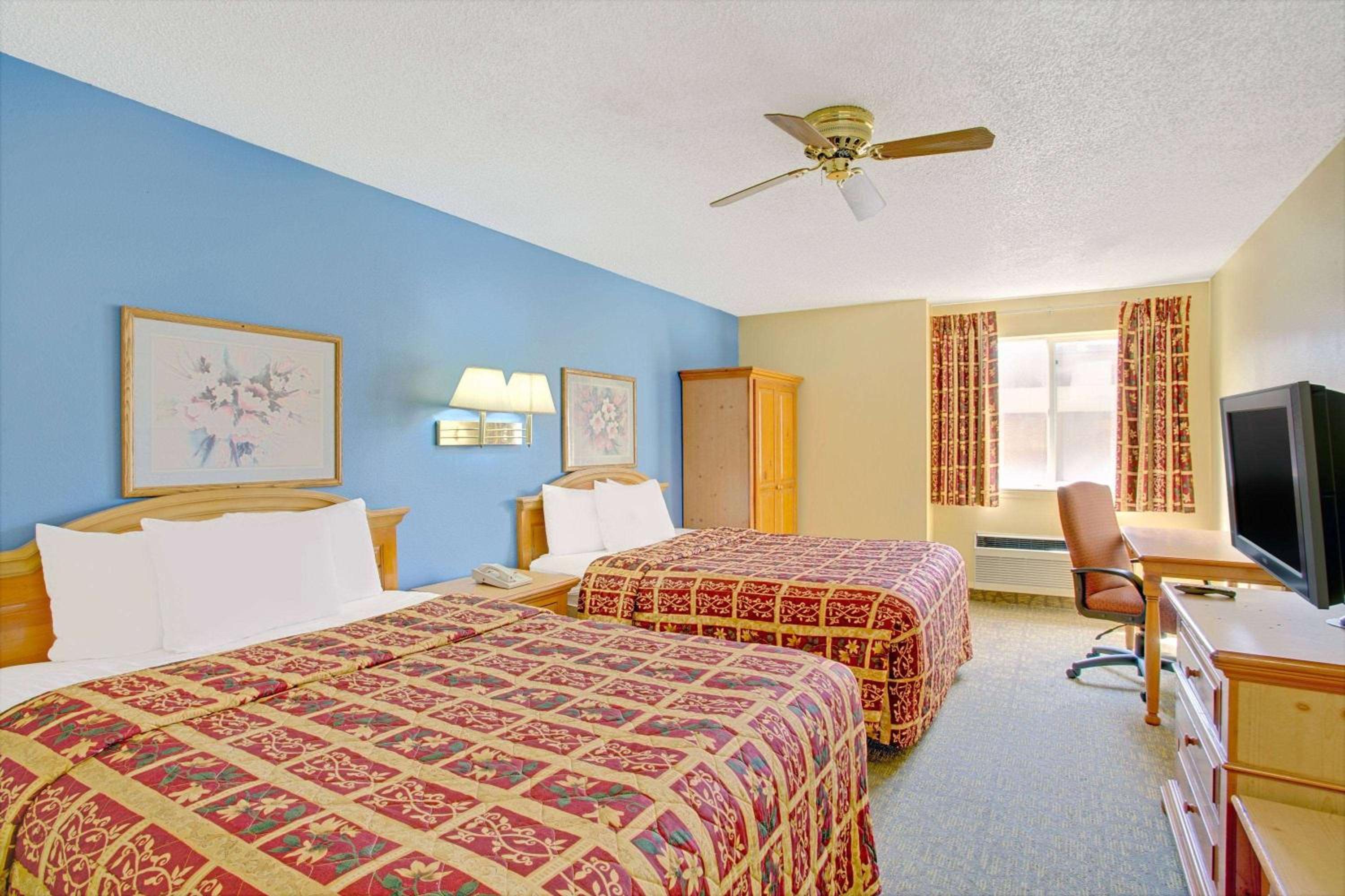 Business Suite with Two Queen Beds - Non-Smoking photo 2
