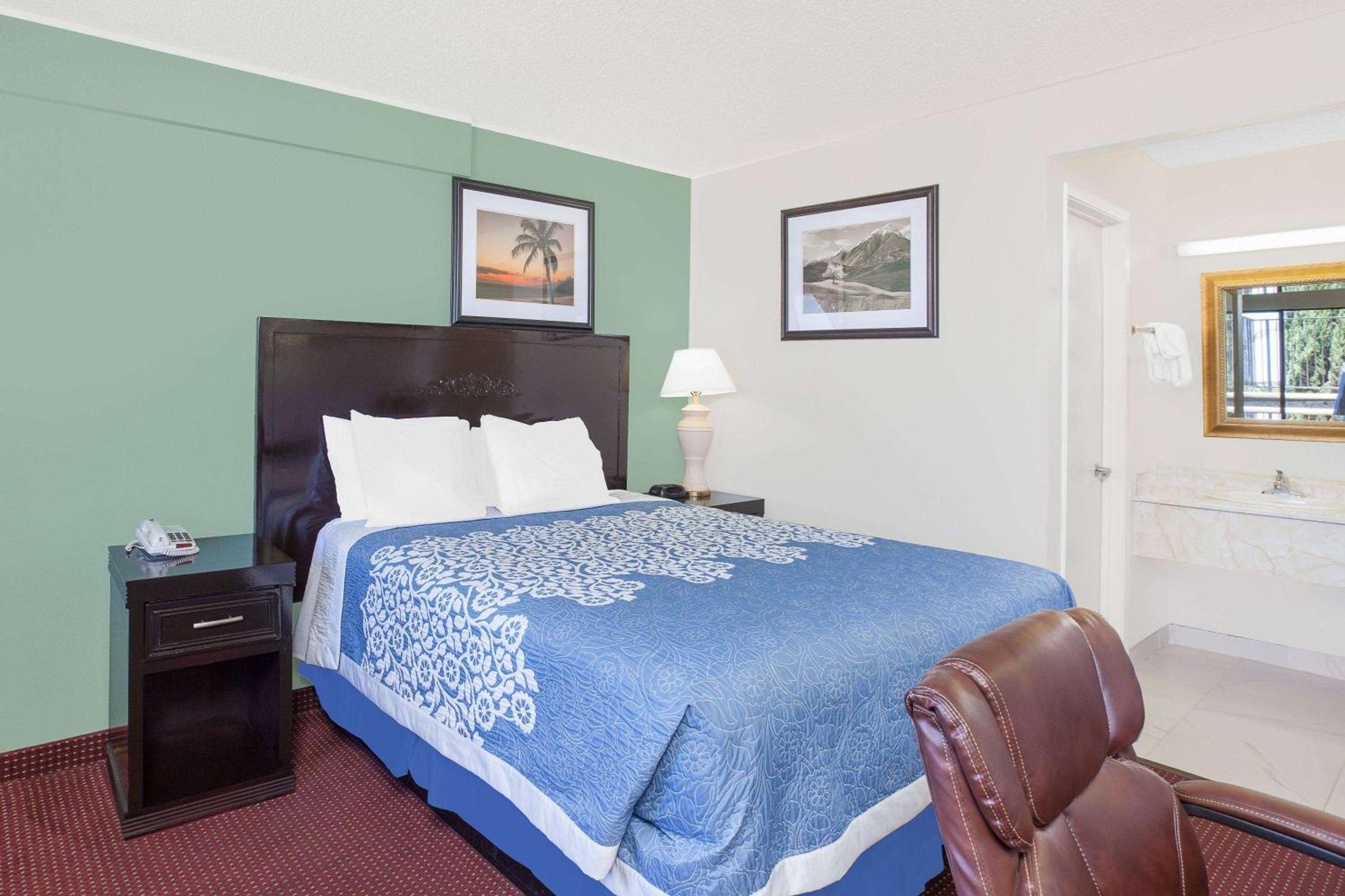 Deluxe Queen Room - Non-Smoking - Photo 4