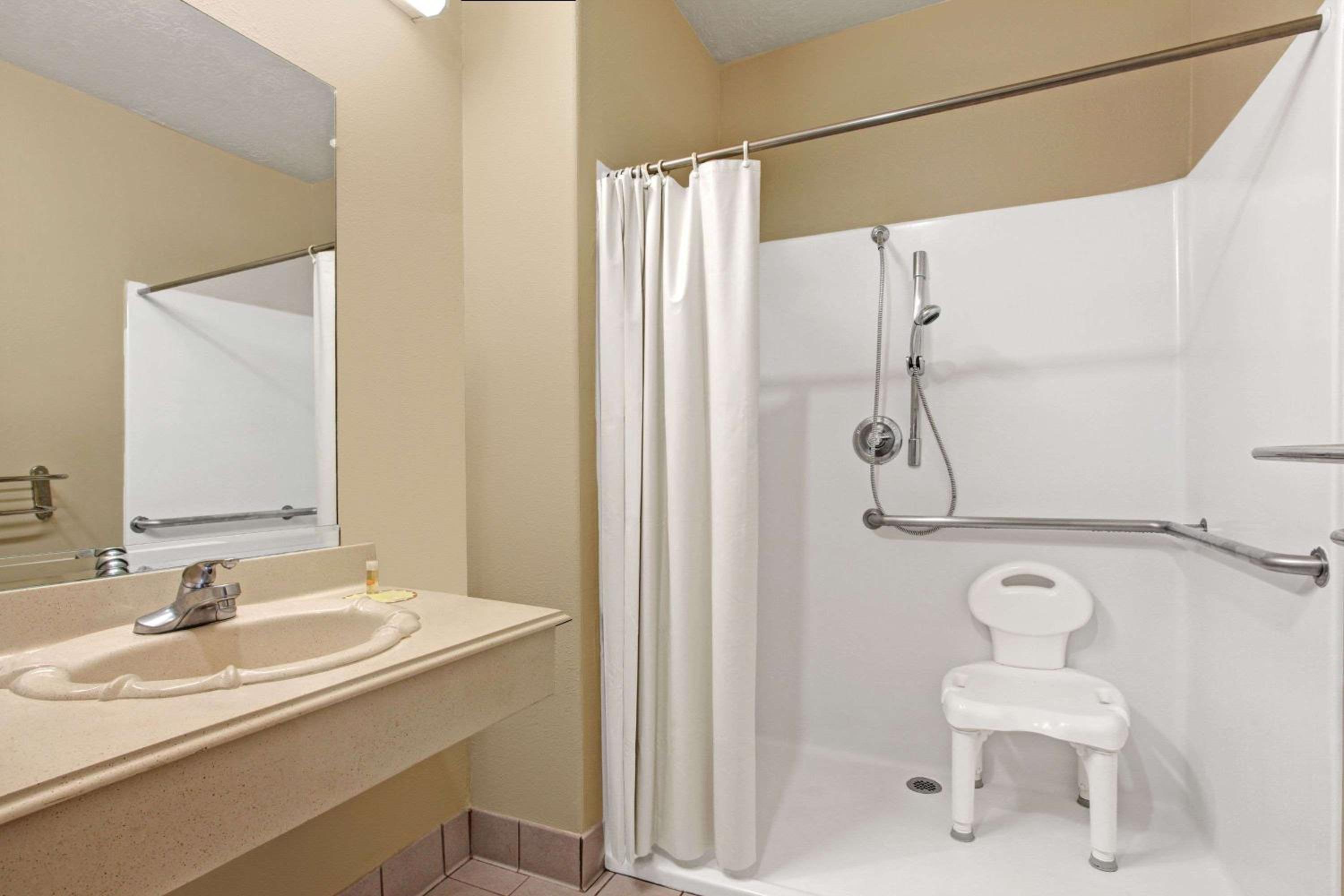 King Room with Roll-In Shower - Mobility Access/Non-Smoking photo 3