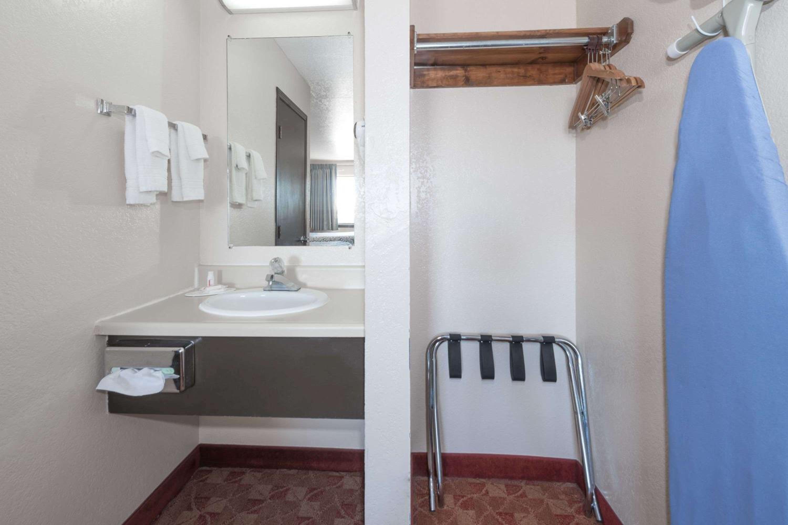 Double Room with Two Double Beds - Non-Smoking - Photo 2