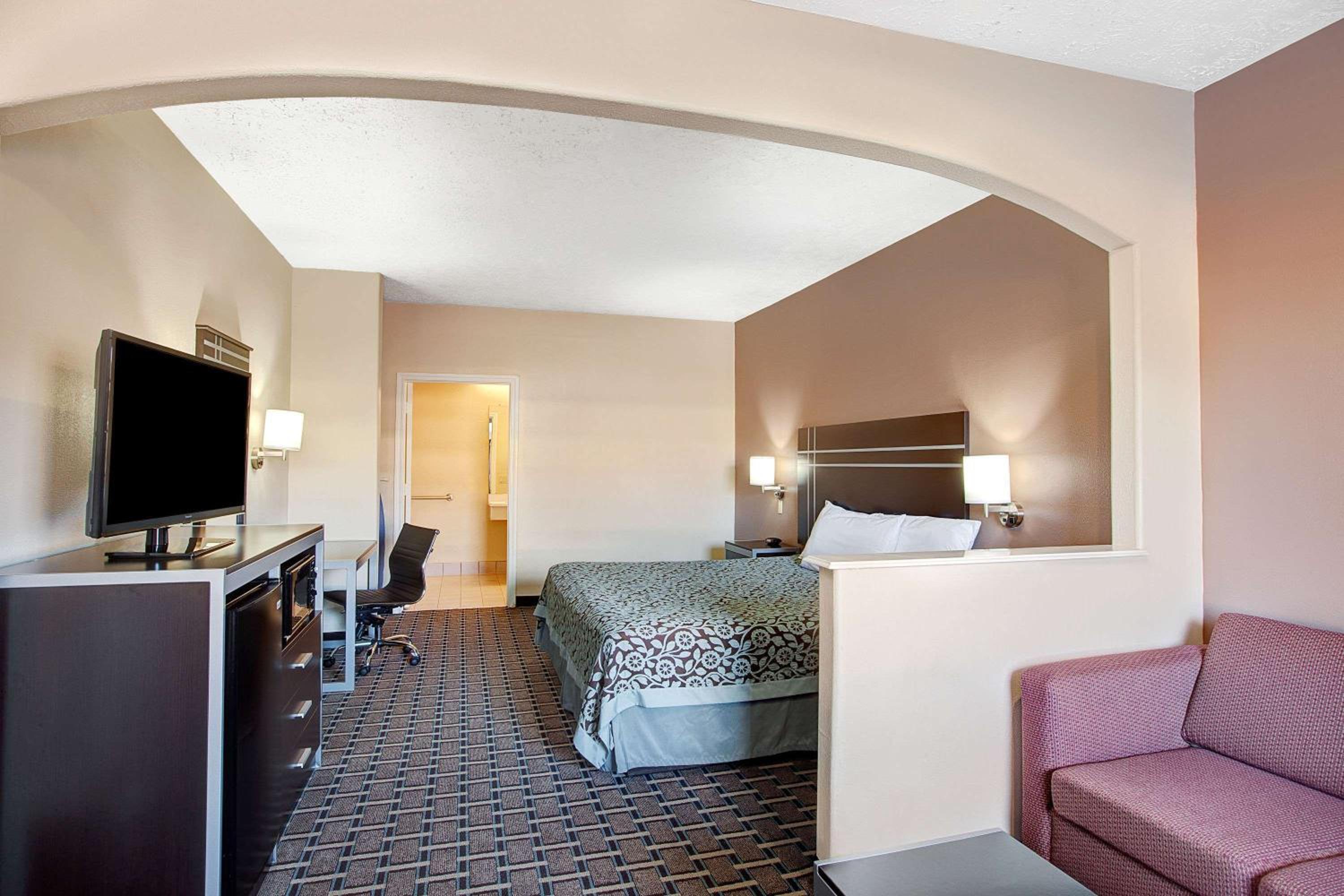 1 King Bed, Mobility Accessible Suite, Bathtub w/ Grab Bars, Non-Smoking photo 1